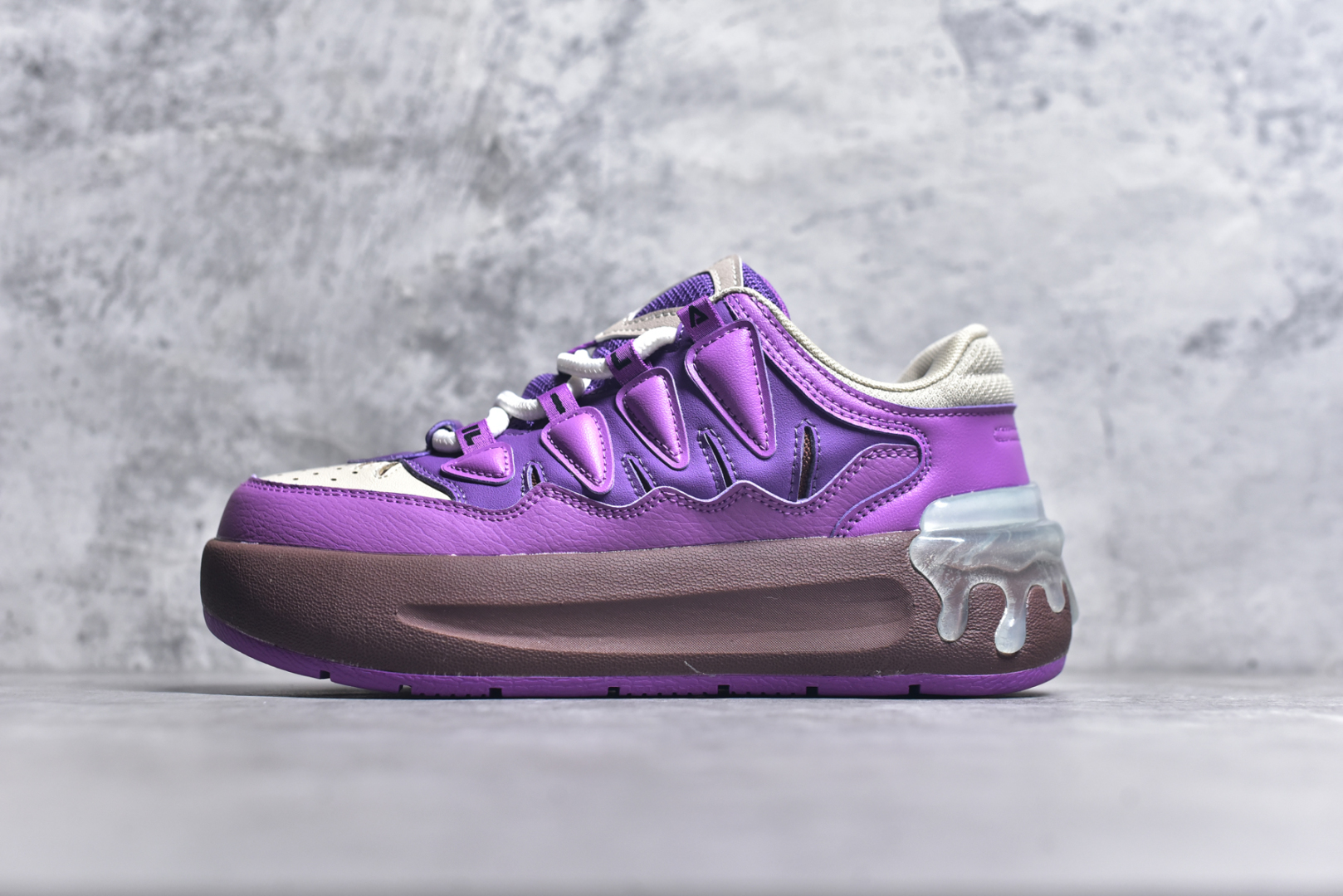 #FILA CARROT 2 斐乐萝卜鞋2.0 经典百搭休闲 防滑减震耐磨低帮板鞋 传承了 FILA 的百年基因，融入年轻运动及潮流文化，成为引领变革、创新突破的一代。以“1+N” 的跨界合作模式重现经典的同时创造经典。带来最出其不意的跨界合作惊喜。同时，FILAFUSION把FILA 的 DNA 融入到定制体验里，你可以随心制造厲于你的产品。FILA FUSION 的鞋家族涵盖了老爹鞋、跑步鞋、网球鞋、季节款。风格复古新潮，满足了时尚人士出行及各类运动的搭配需求，成为当下年轻人筷拥的鞋类品牌之一。FILA FUSION 走进年轻人的世界，通过年轻人运动，街舞，滑板，篮球，展现 FILA FUSION 的潮流态度和年轻文化。FILA FUSION 认为末来属于引领变革、创新突破的年轻一代，让我们一起构成 FILA 未来的蓝图吧！尺码：35.5 36 36.5 37.5 38 38.5 39 40-选品中心