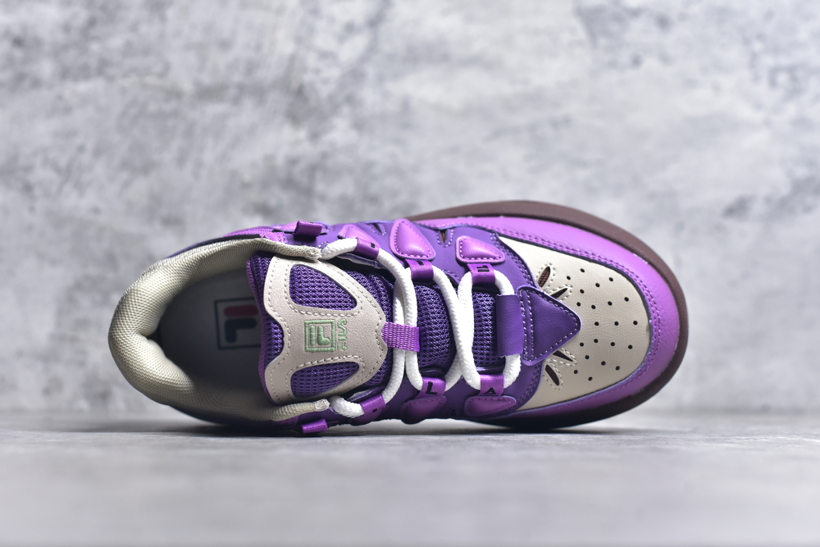 图片[4]-#FILA CARROT 2 斐乐萝卜鞋2.0 经典百搭休闲 防滑减震耐磨低帮板鞋 传承了 FILA 的百年基因，融入年轻运动及潮流文化，成为引领变革、创新突破的一代。以“1+N” 的跨界合作模式重现经典的同时创造经典。带来最出其不意的跨界合作惊喜。同时，FILAFUSION把FILA 的 DNA 融入到定制体验里，你可以随心制造厲于你的产品。FILA FUSION 的鞋家族涵盖了老爹鞋、跑步鞋、网球鞋、季节款。风格复古新潮，满足了时尚人士出行及各类运动的搭配需求，成为当下年轻人筷拥的鞋类品牌之一。FILA FUSION 走进年轻人的世界，通过年轻人运动，街舞，滑板，篮球，展现 FILA FUSION 的潮流态度和年轻文化。FILA FUSION 认为末来属于引领变革、创新突破的年轻一代，让我们一起构成 FILA 未来的蓝图吧！尺码：35.5 36 36.5 37.5 38 38.5 39 40-选品中心