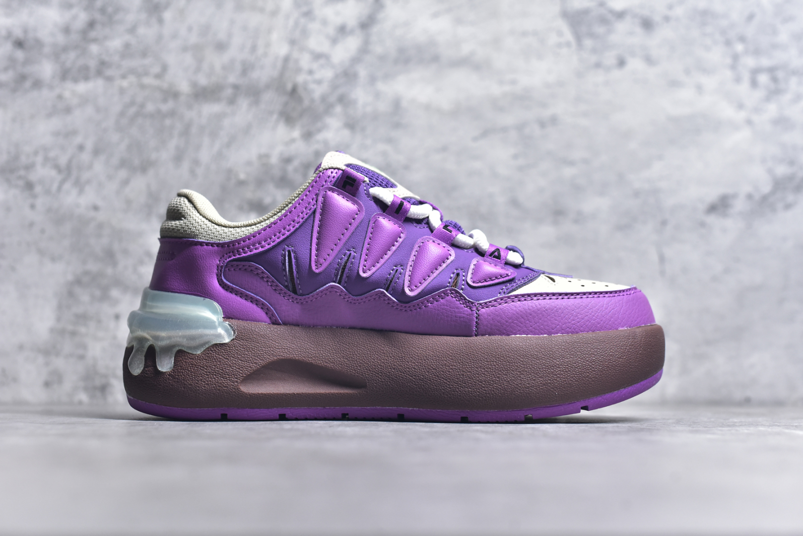 图片[3]-#FILA CARROT 2 斐乐萝卜鞋2.0 经典百搭休闲 防滑减震耐磨低帮板鞋 传承了 FILA 的百年基因，融入年轻运动及潮流文化，成为引领变革、创新突破的一代。以“1+N” 的跨界合作模式重现经典的同时创造经典。带来最出其不意的跨界合作惊喜。同时，FILAFUSION把FILA 的 DNA 融入到定制体验里，你可以随心制造厲于你的产品。FILA FUSION 的鞋家族涵盖了老爹鞋、跑步鞋、网球鞋、季节款。风格复古新潮，满足了时尚人士出行及各类运动的搭配需求，成为当下年轻人筷拥的鞋类品牌之一。FILA FUSION 走进年轻人的世界，通过年轻人运动，街舞，滑板，篮球，展现 FILA FUSION 的潮流态度和年轻文化。FILA FUSION 认为末来属于引领变革、创新突破的年轻一代，让我们一起构成 FILA 未来的蓝图吧！尺码：35.5 36 36.5 37.5 38 38.5 39 40-选品中心