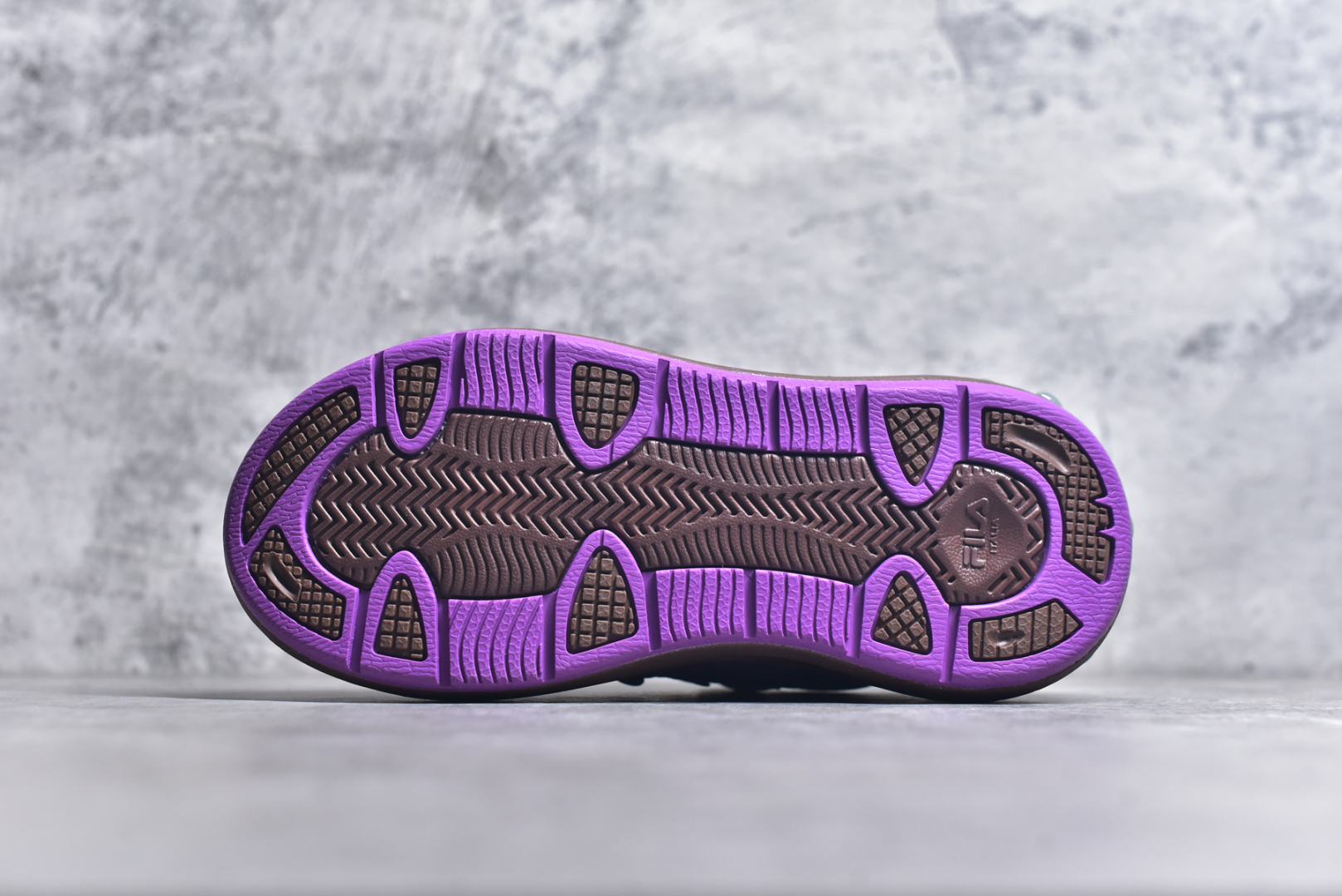图片[6]-#FILA CARROT 2 斐乐萝卜鞋2.0 经典百搭休闲 防滑减震耐磨低帮板鞋 传承了 FILA 的百年基因，融入年轻运动及潮流文化，成为引领变革、创新突破的一代。以“1+N” 的跨界合作模式重现经典的同时创造经典。带来最出其不意的跨界合作惊喜。同时，FILAFUSION把FILA 的 DNA 融入到定制体验里，你可以随心制造厲于你的产品。FILA FUSION 的鞋家族涵盖了老爹鞋、跑步鞋、网球鞋、季节款。风格复古新潮，满足了时尚人士出行及各类运动的搭配需求，成为当下年轻人筷拥的鞋类品牌之一。FILA FUSION 走进年轻人的世界，通过年轻人运动，街舞，滑板，篮球，展现 FILA FUSION 的潮流态度和年轻文化。FILA FUSION 认为末来属于引领变革、创新突破的年轻一代，让我们一起构成 FILA 未来的蓝图吧！尺码：35.5 36 36.5 37.5 38 38.5 39 40-选品中心
