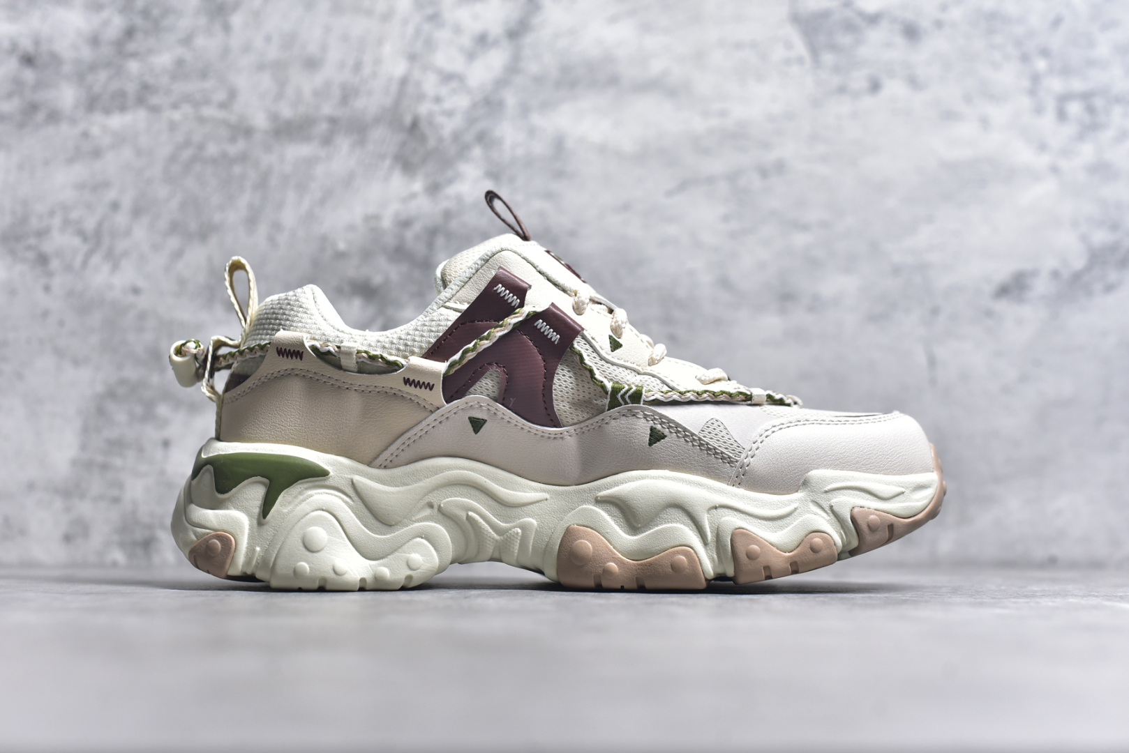 图片[3]-#FILA PEASE 斐乐豌豆鞋舒适百搭防滑耐磨低帮生活休闲鞋老爹鞋 FILA的植物系穿搭深谙潮流之道，Clean-Fit的清新风格深深影响着City Boys & Girls。豌豆鞋的外观可谓一眼入魂，设计灵感来源于豌豆荚碱水面包，在鞋廓形保留薄款面包鞋DNA的基础上，发展并创新“面包鞋”风格，如垂挂豆子的鞋面，双层双色中底的鞋底都为这双鞋增添了独特的辨识度。独有的圆鼓豌豆形鞋面设计，鞋面革料做鼓，犹如一颗颗垂挂的豆子，圆润可爱，充满趣味；双层豌豆荚中底设计上层轻能发泡豆荚，下层柔能发泡豌豆形中底，打造圆润软弹、形象有趣的豌豆荚中底。饱满的外形带来温暖质感，上脚圆润，凸显腿部线条，时尚百搭。作为今年秋冬的出街鞋款，实在太合适不过了。豌豆鞋不仅外观令人过目不忘，并且脚感出众，独家的发泡材料提供了轻质软弹的舒适度，即便日行两万步也不会觉得疲惫，同时适应各种穿着场合，轻松搭配各种服饰。尺码：36 36.5 37.5 38 38.5 39 40 40.5 41 42 42.5 43 44 44.5 45-选品中心