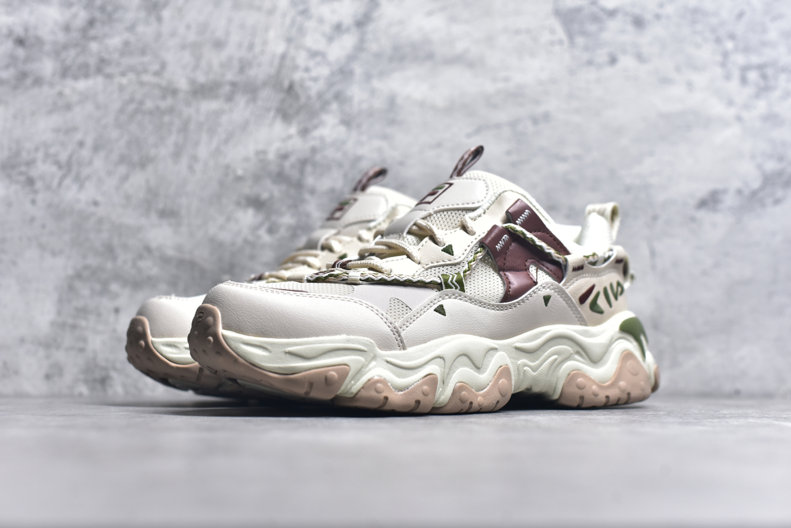 图片[2]-#FILA PEASE 斐乐豌豆鞋舒适百搭防滑耐磨低帮生活休闲鞋老爹鞋 FILA的植物系穿搭深谙潮流之道，Clean-Fit的清新风格深深影响着City Boys & Girls。豌豆鞋的外观可谓一眼入魂，设计灵感来源于豌豆荚碱水面包，在鞋廓形保留薄款面包鞋DNA的基础上，发展并创新“面包鞋”风格，如垂挂豆子的鞋面，双层双色中底的鞋底都为这双鞋增添了独特的辨识度。独有的圆鼓豌豆形鞋面设计，鞋面革料做鼓，犹如一颗颗垂挂的豆子，圆润可爱，充满趣味；双层豌豆荚中底设计上层轻能发泡豆荚，下层柔能发泡豌豆形中底，打造圆润软弹、形象有趣的豌豆荚中底。饱满的外形带来温暖质感，上脚圆润，凸显腿部线条，时尚百搭。作为今年秋冬的出街鞋款，实在太合适不过了。豌豆鞋不仅外观令人过目不忘，并且脚感出众，独家的发泡材料提供了轻质软弹的舒适度，即便日行两万步也不会觉得疲惫，同时适应各种穿着场合，轻松搭配各种服饰。尺码：36 36.5 37.5 38 38.5 39 40 40.5 41 42 42.5 43 44 44.5 45-选品中心