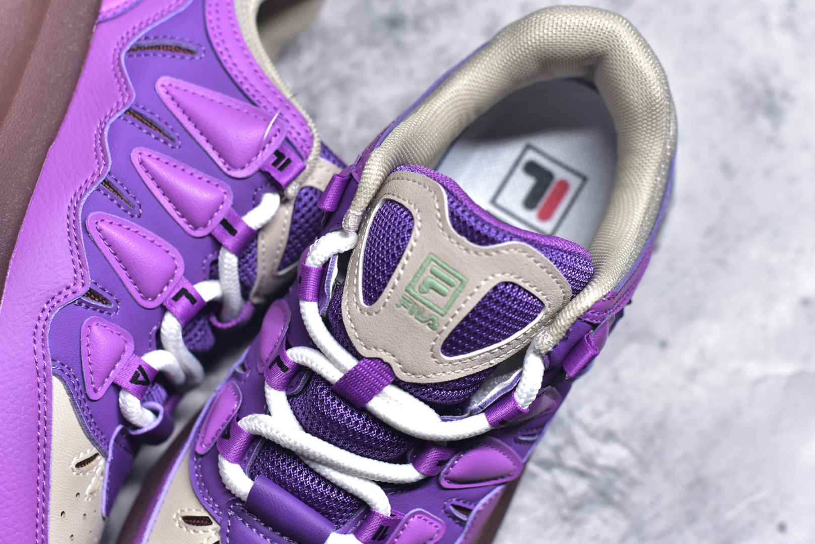 图片[9]-#FILA CARROT 2 斐乐萝卜鞋2.0 经典百搭休闲 防滑减震耐磨低帮板鞋 传承了 FILA 的百年基因，融入年轻运动及潮流文化，成为引领变革、创新突破的一代。以“1+N” 的跨界合作模式重现经典的同时创造经典。带来最出其不意的跨界合作惊喜。同时，FILAFUSION把FILA 的 DNA 融入到定制体验里，你可以随心制造厲于你的产品。FILA FUSION 的鞋家族涵盖了老爹鞋、跑步鞋、网球鞋、季节款。风格复古新潮，满足了时尚人士出行及各类运动的搭配需求，成为当下年轻人筷拥的鞋类品牌之一。FILA FUSION 走进年轻人的世界，通过年轻人运动，街舞，滑板，篮球，展现 FILA FUSION 的潮流态度和年轻文化。FILA FUSION 认为末来属于引领变革、创新突破的年轻一代，让我们一起构成 FILA 未来的蓝图吧！尺码：35.5 36 36.5 37.5 38 38.5 39 40-选品中心