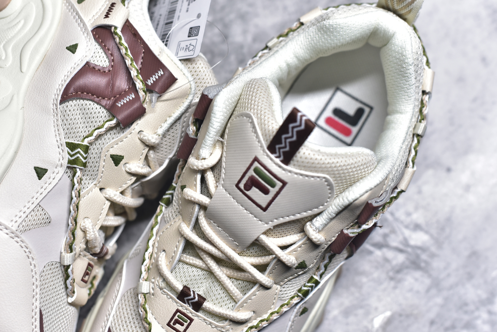 图片[9]-#FILA PEASE 斐乐豌豆鞋舒适百搭防滑耐磨低帮生活休闲鞋老爹鞋 FILA的植物系穿搭深谙潮流之道，Clean-Fit的清新风格深深影响着City Boys & Girls。豌豆鞋的外观可谓一眼入魂，设计灵感来源于豌豆荚碱水面包，在鞋廓形保留薄款面包鞋DNA的基础上，发展并创新“面包鞋”风格，如垂挂豆子的鞋面，双层双色中底的鞋底都为这双鞋增添了独特的辨识度。独有的圆鼓豌豆形鞋面设计，鞋面革料做鼓，犹如一颗颗垂挂的豆子，圆润可爱，充满趣味；双层豌豆荚中底设计上层轻能发泡豆荚，下层柔能发泡豌豆形中底，打造圆润软弹、形象有趣的豌豆荚中底。饱满的外形带来温暖质感，上脚圆润，凸显腿部线条，时尚百搭。作为今年秋冬的出街鞋款，实在太合适不过了。豌豆鞋不仅外观令人过目不忘，并且脚感出众，独家的发泡材料提供了轻质软弹的舒适度，即便日行两万步也不会觉得疲惫，同时适应各种穿着场合，轻松搭配各种服饰。尺码：36 36.5 37.5 38 38.5 39 40 40.5 41 42 42.5 43 44 44.5 45-选品中心