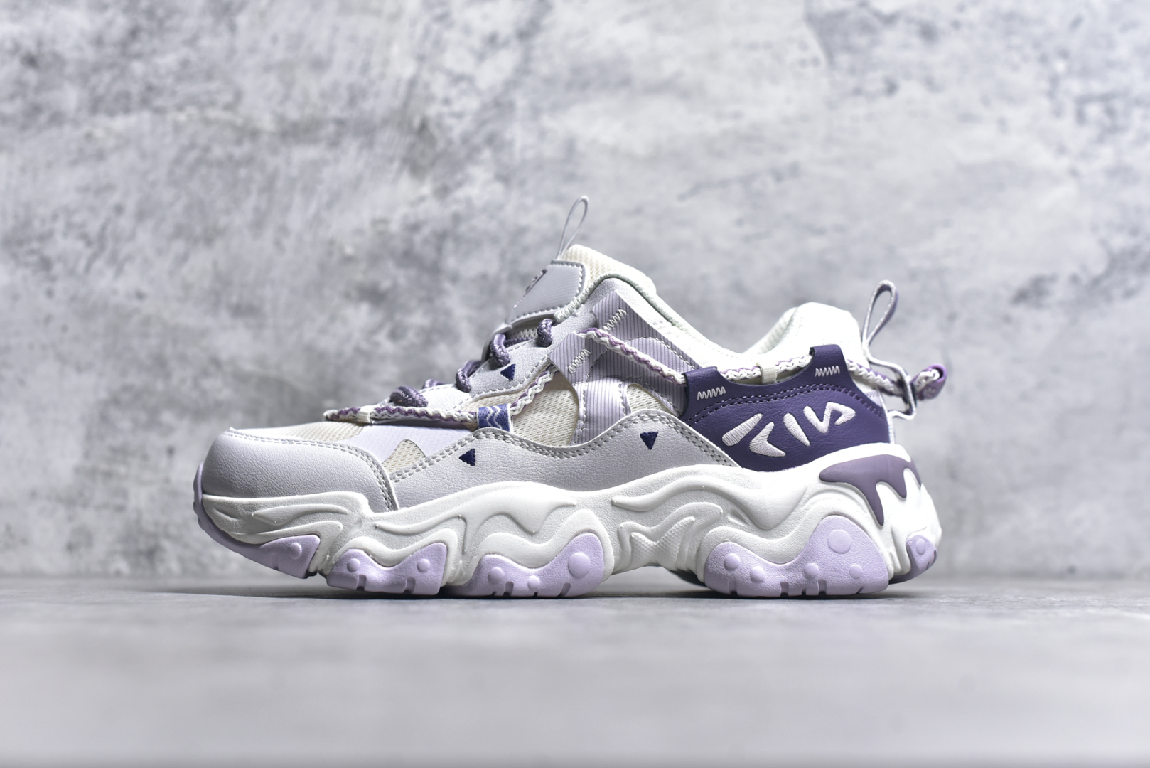 #FILA PEASE 斐乐豌豆鞋舒适百搭防滑耐磨低帮生活休闲鞋老爹鞋 FILA的植物系穿搭深谙潮流之道，Clean-Fit的清新风格深深影响着City Boys & Girls。豌豆鞋的外观可谓一眼入魂，设计灵感来源于豌豆荚碱水面包，在鞋廓形保留薄款面包鞋DNA的基础上，发展并创新“面包鞋”风格，如垂挂豆子的鞋面，双层双色中底的鞋底都为这双鞋增添了独特的辨识度。独有的圆鼓豌豆形鞋面设计，鞋面革料做鼓，犹如一颗颗垂挂的豆子，圆润可爱，充满趣味；双层豌豆荚中底设计上层轻能发泡豆荚，下层柔能发泡豌豆形中底，打造圆润软弹、形象有趣的豌豆荚中底。饱满的外形带来温暖质感，上脚圆润，凸显腿部线条，时尚百搭。作为今年秋冬的出街鞋款，实在太合适不过了。豌豆鞋不仅外观令人过目不忘，并且脚感出众，独家的发泡材料提供了轻质软弹的舒适度，即便日行两万步也不会觉得疲惫，同时适应各种穿着场合，轻松搭配各种服饰。尺码：36 36.5 37.5 38 38.5 39 40 40.5 41 42 42.5 43 44 44.5 45-选品中心