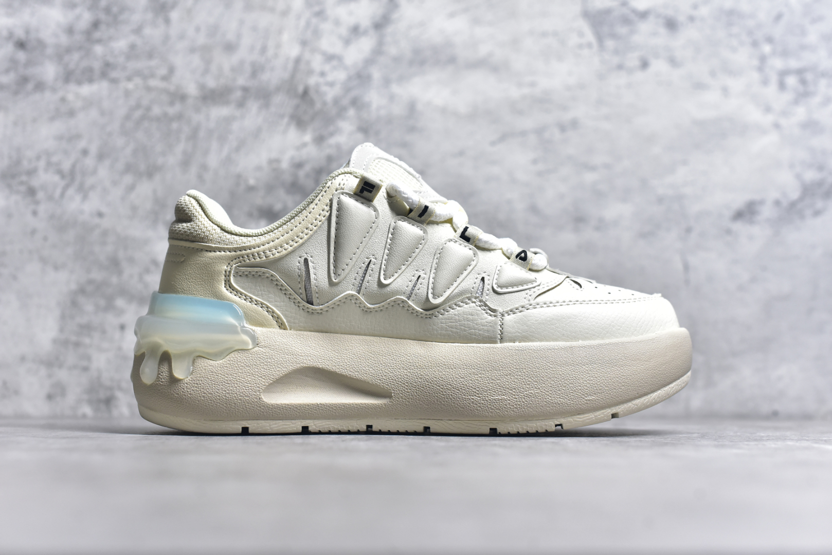 图片[3]-#FILA CARROT 2 斐乐萝卜鞋2.0 经典百搭休闲 防滑减震耐磨低帮板鞋 传承了 FILA 的百年基因，融入年轻运动及潮流文化，成为引领变革、创新突破的一代。以“1+N” 的跨界合作模式重现经典的同时创造经典。带来最出其不意的跨界合作惊喜。同时，FILAFUSION把FILA 的 DNA 融入到定制体验里，你可以随心制造厲于你的产品。FILA FUSION 的鞋家族涵盖了老爹鞋、跑步鞋、网球鞋、季节款。风格复古新潮，满足了时尚人士出行及各类运动的搭配需求，成为当下年轻人筷拥的鞋类品牌之一。FILA FUSION 走进年轻人的世界，通过年轻人运动，街舞，滑板，篮球，展现 FILA FUSION 的潮流态度和年轻文化。FILA FUSION 认为末来属于引领变革、创新突破的年轻一代，让我们一起构成 FILA 未来的蓝图吧！尺码：35.5 36 36.5 37.5 38 38.5 39 40-选品中心