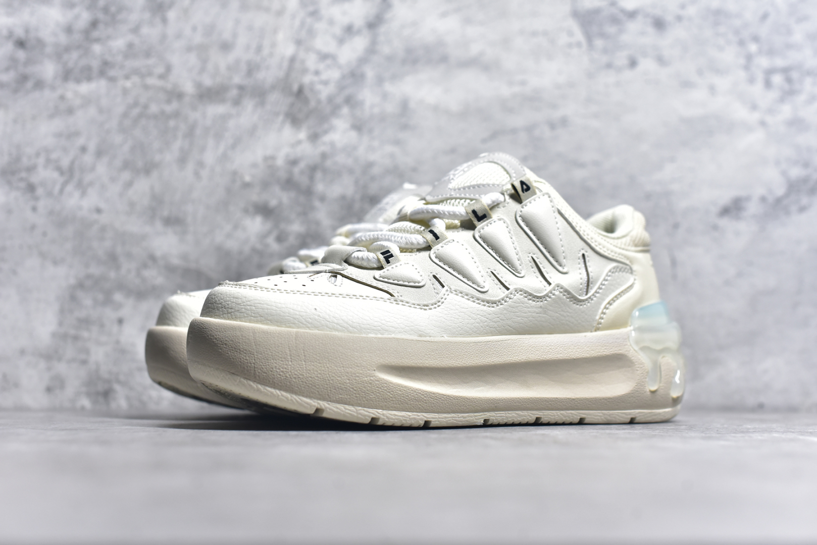 图片[2]-#FILA CARROT 2 斐乐萝卜鞋2.0 经典百搭休闲 防滑减震耐磨低帮板鞋 传承了 FILA 的百年基因，融入年轻运动及潮流文化，成为引领变革、创新突破的一代。以“1+N” 的跨界合作模式重现经典的同时创造经典。带来最出其不意的跨界合作惊喜。同时，FILAFUSION把FILA 的 DNA 融入到定制体验里，你可以随心制造厲于你的产品。FILA FUSION 的鞋家族涵盖了老爹鞋、跑步鞋、网球鞋、季节款。风格复古新潮，满足了时尚人士出行及各类运动的搭配需求，成为当下年轻人筷拥的鞋类品牌之一。FILA FUSION 走进年轻人的世界，通过年轻人运动，街舞，滑板，篮球，展现 FILA FUSION 的潮流态度和年轻文化。FILA FUSION 认为末来属于引领变革、创新突破的年轻一代，让我们一起构成 FILA 未来的蓝图吧！尺码：35.5 36 36.5 37.5 38 38.5 39 40-选品中心