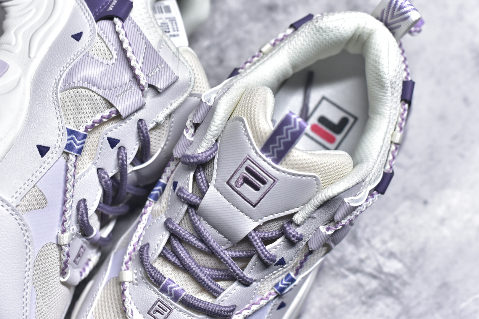 图片[9]-#FILA PEASE 斐乐豌豆鞋舒适百搭防滑耐磨低帮生活休闲鞋老爹鞋 FILA的植物系穿搭深谙潮流之道，Clean-Fit的清新风格深深影响着City Boys & Girls。豌豆鞋的外观可谓一眼入魂，设计灵感来源于豌豆荚碱水面包，在鞋廓形保留薄款面包鞋DNA的基础上，发展并创新“面包鞋”风格，如垂挂豆子的鞋面，双层双色中底的鞋底都为这双鞋增添了独特的辨识度。独有的圆鼓豌豆形鞋面设计，鞋面革料做鼓，犹如一颗颗垂挂的豆子，圆润可爱，充满趣味；双层豌豆荚中底设计上层轻能发泡豆荚，下层柔能发泡豌豆形中底，打造圆润软弹、形象有趣的豌豆荚中底。饱满的外形带来温暖质感，上脚圆润，凸显腿部线条，时尚百搭。作为今年秋冬的出街鞋款，实在太合适不过了。豌豆鞋不仅外观令人过目不忘，并且脚感出众，独家的发泡材料提供了轻质软弹的舒适度，即便日行两万步也不会觉得疲惫，同时适应各种穿着场合，轻松搭配各种服饰。尺码：36 36.5 37.5 38 38.5 39 40 40.5 41 42 42.5 43 44 44.5 45-选品中心