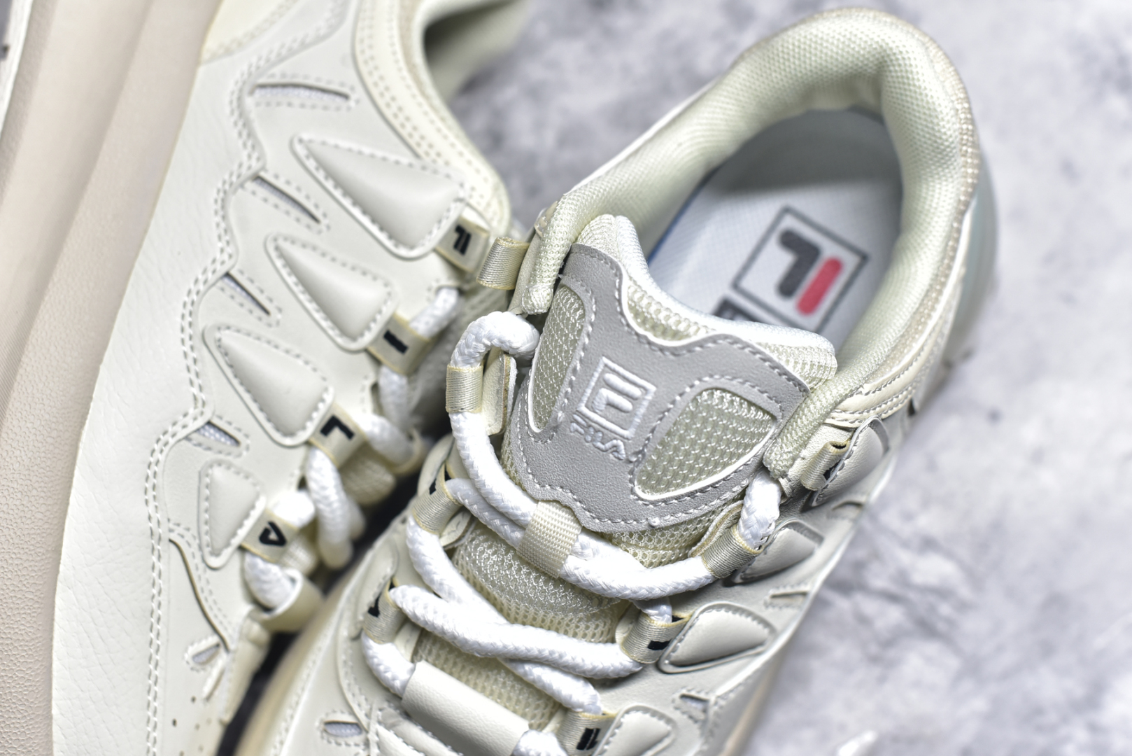 图片[9]-#FILA CARROT 2 斐乐萝卜鞋2.0 经典百搭休闲 防滑减震耐磨低帮板鞋 传承了 FILA 的百年基因，融入年轻运动及潮流文化，成为引领变革、创新突破的一代。以“1+N” 的跨界合作模式重现经典的同时创造经典。带来最出其不意的跨界合作惊喜。同时，FILAFUSION把FILA 的 DNA 融入到定制体验里，你可以随心制造厲于你的产品。FILA FUSION 的鞋家族涵盖了老爹鞋、跑步鞋、网球鞋、季节款。风格复古新潮，满足了时尚人士出行及各类运动的搭配需求，成为当下年轻人筷拥的鞋类品牌之一。FILA FUSION 走进年轻人的世界，通过年轻人运动，街舞，滑板，篮球，展现 FILA FUSION 的潮流态度和年轻文化。FILA FUSION 认为末来属于引领变革、创新突破的年轻一代，让我们一起构成 FILA 未来的蓝图吧！尺码：35.5 36 36.5 37.5 38 38.5 39 40-选品中心