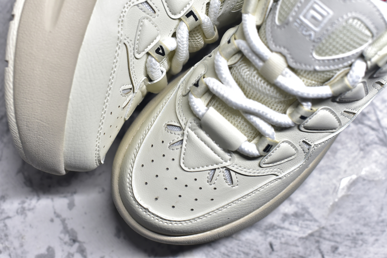 图片[8]-#FILA CARROT 2 斐乐萝卜鞋2.0 经典百搭休闲 防滑减震耐磨低帮板鞋 传承了 FILA 的百年基因，融入年轻运动及潮流文化，成为引领变革、创新突破的一代。以“1+N” 的跨界合作模式重现经典的同时创造经典。带来最出其不意的跨界合作惊喜。同时，FILAFUSION把FILA 的 DNA 融入到定制体验里，你可以随心制造厲于你的产品。FILA FUSION 的鞋家族涵盖了老爹鞋、跑步鞋、网球鞋、季节款。风格复古新潮，满足了时尚人士出行及各类运动的搭配需求，成为当下年轻人筷拥的鞋类品牌之一。FILA FUSION 走进年轻人的世界，通过年轻人运动，街舞，滑板，篮球，展现 FILA FUSION 的潮流态度和年轻文化。FILA FUSION 认为末来属于引领变革、创新突破的年轻一代，让我们一起构成 FILA 未来的蓝图吧！尺码：35.5 36 36.5 37.5 38 38.5 39 40-选品中心