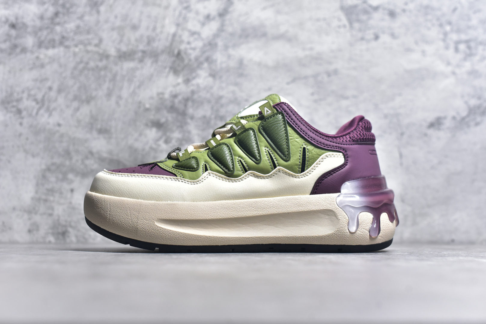 #FILA CARROT 2 斐乐萝卜鞋2.0 经典百搭休闲 防滑减震耐磨低帮板鞋 传承了 FILA 的百年基因，融入年轻运动及潮流文化，成为引领变革、创新突破的一代。以“1+N” 的跨界合作模式重现经典的同时创造经典。带来最出其不意的跨界合作惊喜。同时，FILAFUSION把FILA 的 DNA 融入到定制体验里，你可以随心制造厲于你的产品。FILA FUSION 的鞋家族涵盖了老爹鞋、跑步鞋、网球鞋、季节款。风格复古新潮，满足了时尚人士出行及各类运动的搭配需求，成为当下年轻人筷拥的鞋类品牌之一。FILA FUSION 走进年轻人的世界，通过年轻人运动，街舞，滑板，篮球，展现 FILA FUSION 的潮流态度和年轻文化。FILA FUSION 认为末来属于引领变革、创新突破的年轻一代，让我们一起构成 FILA 未来的蓝图吧！尺码：35.5 36 36.5 37.5 38 38.5 39 40-选品中心