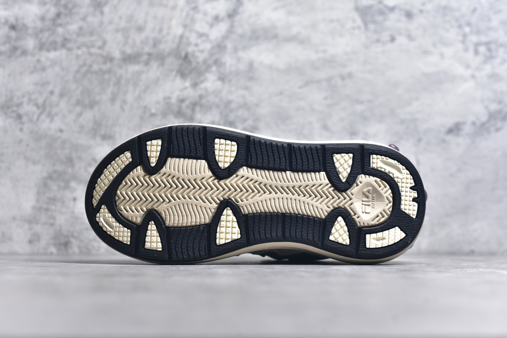 图片[6]-#FILA CARROT 2 斐乐萝卜鞋2.0 经典百搭休闲 防滑减震耐磨低帮板鞋 传承了 FILA 的百年基因，融入年轻运动及潮流文化，成为引领变革、创新突破的一代。以“1+N” 的跨界合作模式重现经典的同时创造经典。带来最出其不意的跨界合作惊喜。同时，FILAFUSION把FILA 的 DNA 融入到定制体验里，你可以随心制造厲于你的产品。FILA FUSION 的鞋家族涵盖了老爹鞋、跑步鞋、网球鞋、季节款。风格复古新潮，满足了时尚人士出行及各类运动的搭配需求，成为当下年轻人筷拥的鞋类品牌之一。FILA FUSION 走进年轻人的世界，通过年轻人运动，街舞，滑板，篮球，展现 FILA FUSION 的潮流态度和年轻文化。FILA FUSION 认为末来属于引领变革、创新突破的年轻一代，让我们一起构成 FILA 未来的蓝图吧！尺码：35.5 36 36.5 37.5 38 38.5 39 40-选品中心