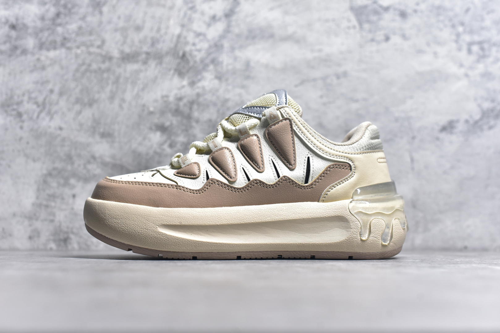 #FILA CARROT 2 斐乐萝卜鞋2.0 经典百搭休闲 防滑减震耐磨低帮板鞋 传承了 FILA 的百年基因，融入年轻运动及潮流文化，成为引领变革、创新突破的一代。以“1+N” 的跨界合作模式重现经典的同时创造经典。带来最出其不意的跨界合作惊喜。同时，FILAFUSION把FILA 的 DNA 融入到定制体验里，你可以随心制造厲于你的产品。FILA FUSION 的鞋家族涵盖了老爹鞋、跑步鞋、网球鞋、季节款。风格复古新潮，满足了时尚人士出行及各类运动的搭配需求，成为当下年轻人筷拥的鞋类品牌之一。FILA FUSION 走进年轻人的世界，通过年轻人运动，街舞，滑板，篮球，展现 FILA FUSION 的潮流态度和年轻文化。FILA FUSION 认为末来属于引领变革、创新突破的年轻一代，让我们一起构成 FILA 未来的蓝图吧！尺码：35.5 36 36.5 37.5 38 38.5 39 40-选品中心