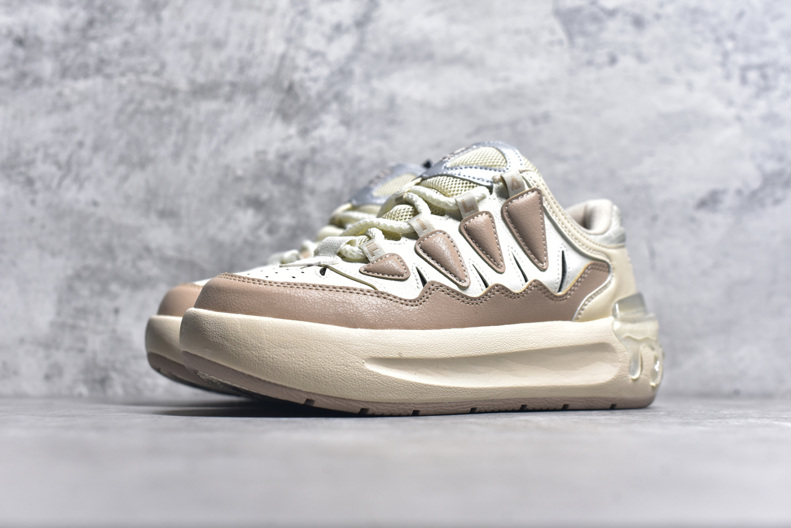 图片[2]-#FILA CARROT 2 斐乐萝卜鞋2.0 经典百搭休闲 防滑减震耐磨低帮板鞋 传承了 FILA 的百年基因，融入年轻运动及潮流文化，成为引领变革、创新突破的一代。以“1+N” 的跨界合作模式重现经典的同时创造经典。带来最出其不意的跨界合作惊喜。同时，FILAFUSION把FILA 的 DNA 融入到定制体验里，你可以随心制造厲于你的产品。FILA FUSION 的鞋家族涵盖了老爹鞋、跑步鞋、网球鞋、季节款。风格复古新潮，满足了时尚人士出行及各类运动的搭配需求，成为当下年轻人筷拥的鞋类品牌之一。FILA FUSION 走进年轻人的世界，通过年轻人运动，街舞，滑板，篮球，展现 FILA FUSION 的潮流态度和年轻文化。FILA FUSION 认为末来属于引领变革、创新突破的年轻一代，让我们一起构成 FILA 未来的蓝图吧！尺码：35.5 36 36.5 37.5 38 38.5 39 40-选品中心