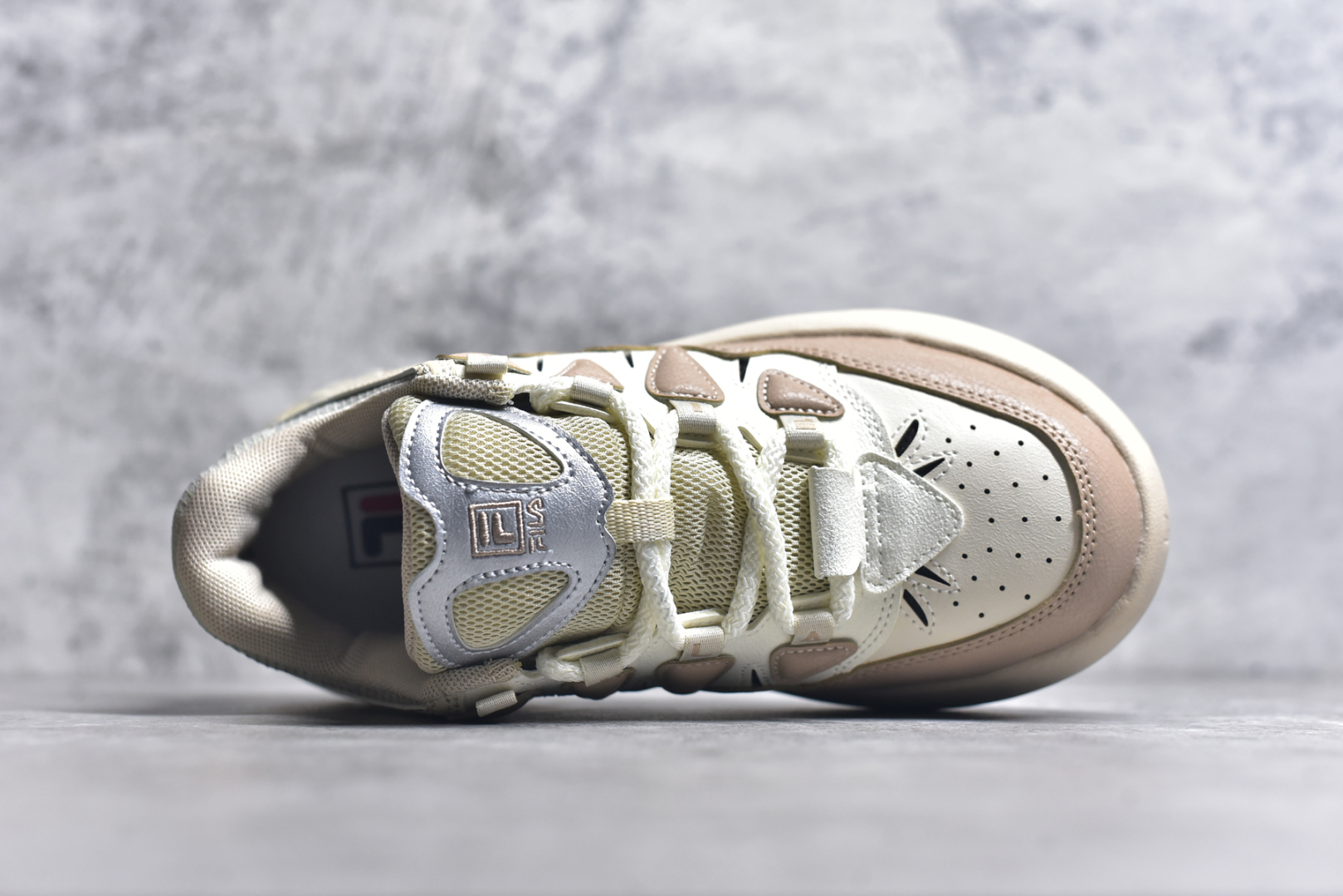 图片[4]-#FILA CARROT 2 斐乐萝卜鞋2.0 经典百搭休闲 防滑减震耐磨低帮板鞋 传承了 FILA 的百年基因，融入年轻运动及潮流文化，成为引领变革、创新突破的一代。以“1+N” 的跨界合作模式重现经典的同时创造经典。带来最出其不意的跨界合作惊喜。同时，FILAFUSION把FILA 的 DNA 融入到定制体验里，你可以随心制造厲于你的产品。FILA FUSION 的鞋家族涵盖了老爹鞋、跑步鞋、网球鞋、季节款。风格复古新潮，满足了时尚人士出行及各类运动的搭配需求，成为当下年轻人筷拥的鞋类品牌之一。FILA FUSION 走进年轻人的世界，通过年轻人运动，街舞，滑板，篮球，展现 FILA FUSION 的潮流态度和年轻文化。FILA FUSION 认为末来属于引领变革、创新突破的年轻一代，让我们一起构成 FILA 未来的蓝图吧！尺码：35.5 36 36.5 37.5 38 38.5 39 40-选品中心