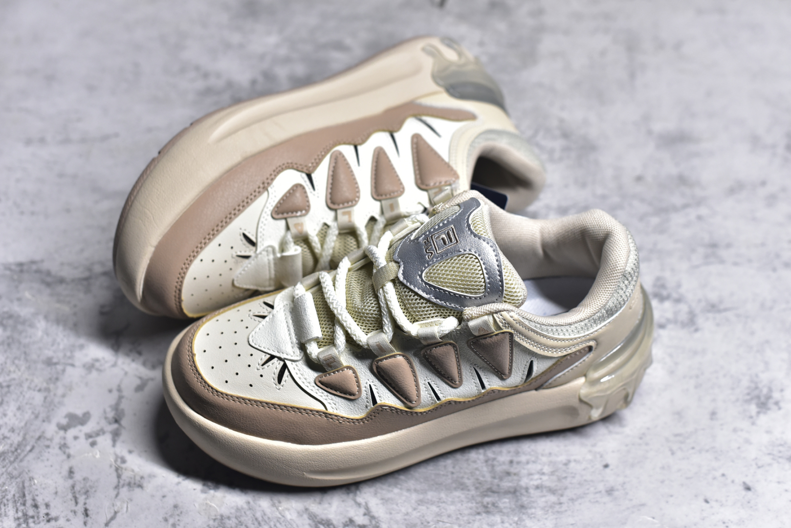 图片[7]-#FILA CARROT 2 斐乐萝卜鞋2.0 经典百搭休闲 防滑减震耐磨低帮板鞋 传承了 FILA 的百年基因，融入年轻运动及潮流文化，成为引领变革、创新突破的一代。以“1+N” 的跨界合作模式重现经典的同时创造经典。带来最出其不意的跨界合作惊喜。同时，FILAFUSION把FILA 的 DNA 融入到定制体验里，你可以随心制造厲于你的产品。FILA FUSION 的鞋家族涵盖了老爹鞋、跑步鞋、网球鞋、季节款。风格复古新潮，满足了时尚人士出行及各类运动的搭配需求，成为当下年轻人筷拥的鞋类品牌之一。FILA FUSION 走进年轻人的世界，通过年轻人运动，街舞，滑板，篮球，展现 FILA FUSION 的潮流态度和年轻文化。FILA FUSION 认为末来属于引领变革、创新突破的年轻一代，让我们一起构成 FILA 未来的蓝图吧！尺码：35.5 36 36.5 37.5 38 38.5 39 40-选品中心