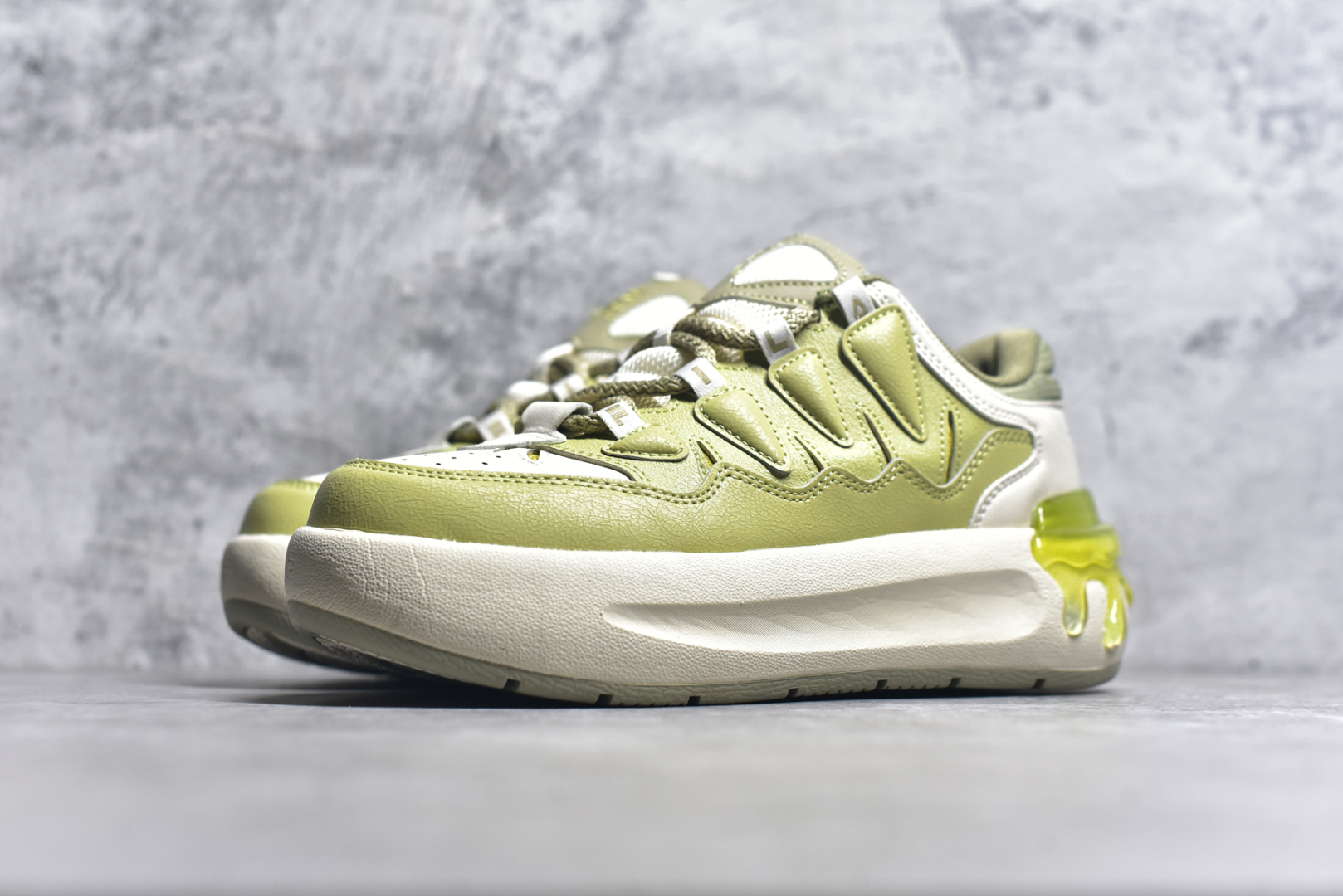 图片[2]-#FILA CARROT 2 斐乐萝卜鞋2.0 经典百搭休闲 防滑减震耐磨低帮板鞋 传承了 FILA 的百年基因，融入年轻运动及潮流文化，成为引领变革、创新突破的一代。以“1+N” 的跨界合作模式重现经典的同时创造经典。带来最出其不意的跨界合作惊喜。同时，FILAFUSION把FILA 的 DNA 融入到定制体验里，你可以随心制造厲于你的产品。FILA FUSION 的鞋家族涵盖了老爹鞋、跑步鞋、网球鞋、季节款。风格复古新潮，满足了时尚人士出行及各类运动的搭配需求，成为当下年轻人筷拥的鞋类品牌之一。FILA FUSION 走进年轻人的世界，通过年轻人运动，街舞，滑板，篮球，展现 FILA FUSION 的潮流态度和年轻文化。FILA FUSION 认为末来属于引领变革、创新突破的年轻一代，让我们一起构成 FILA 未来的蓝图吧！尺码：35.5 36 36.5 37.5 38 38.5 39 40-选品中心