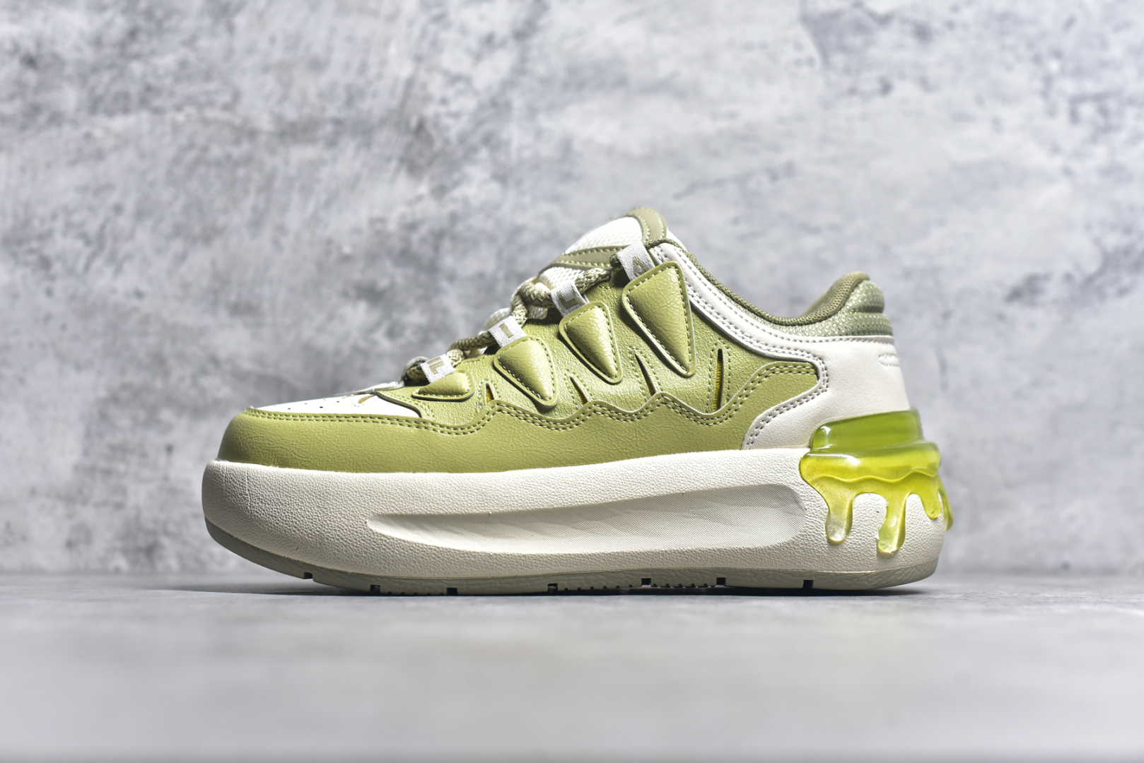 #FILA CARROT 2 斐乐萝卜鞋2.0 经典百搭休闲 防滑减震耐磨低帮板鞋 传承了 FILA 的百年基因，融入年轻运动及潮流文化，成为引领变革、创新突破的一代。以“1+N” 的跨界合作模式重现经典的同时创造经典。带来最出其不意的跨界合作惊喜。同时，FILAFUSION把FILA 的 DNA 融入到定制体验里，你可以随心制造厲于你的产品。FILA FUSION 的鞋家族涵盖了老爹鞋、跑步鞋、网球鞋、季节款。风格复古新潮，满足了时尚人士出行及各类运动的搭配需求，成为当下年轻人筷拥的鞋类品牌之一。FILA FUSION 走进年轻人的世界，通过年轻人运动，街舞，滑板，篮球，展现 FILA FUSION 的潮流态度和年轻文化。FILA FUSION 认为末来属于引领变革、创新突破的年轻一代，让我们一起构成 FILA 未来的蓝图吧！尺码：35.5 36 36.5 37.5 38 38.5 39 40-选品中心