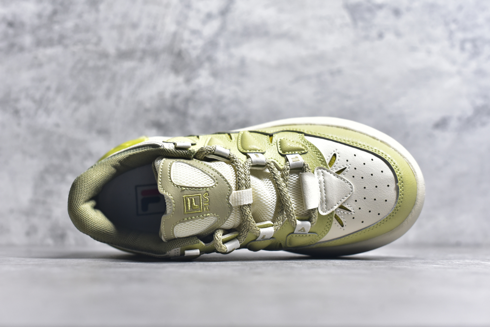 图片[4]-#FILA CARROT 2 斐乐萝卜鞋2.0 经典百搭休闲 防滑减震耐磨低帮板鞋 传承了 FILA 的百年基因，融入年轻运动及潮流文化，成为引领变革、创新突破的一代。以“1+N” 的跨界合作模式重现经典的同时创造经典。带来最出其不意的跨界合作惊喜。同时，FILAFUSION把FILA 的 DNA 融入到定制体验里，你可以随心制造厲于你的产品。FILA FUSION 的鞋家族涵盖了老爹鞋、跑步鞋、网球鞋、季节款。风格复古新潮，满足了时尚人士出行及各类运动的搭配需求，成为当下年轻人筷拥的鞋类品牌之一。FILA FUSION 走进年轻人的世界，通过年轻人运动，街舞，滑板，篮球，展现 FILA FUSION 的潮流态度和年轻文化。FILA FUSION 认为末来属于引领变革、创新突破的年轻一代，让我们一起构成 FILA 未来的蓝图吧！尺码：35.5 36 36.5 37.5 38 38.5 39 40-选品中心