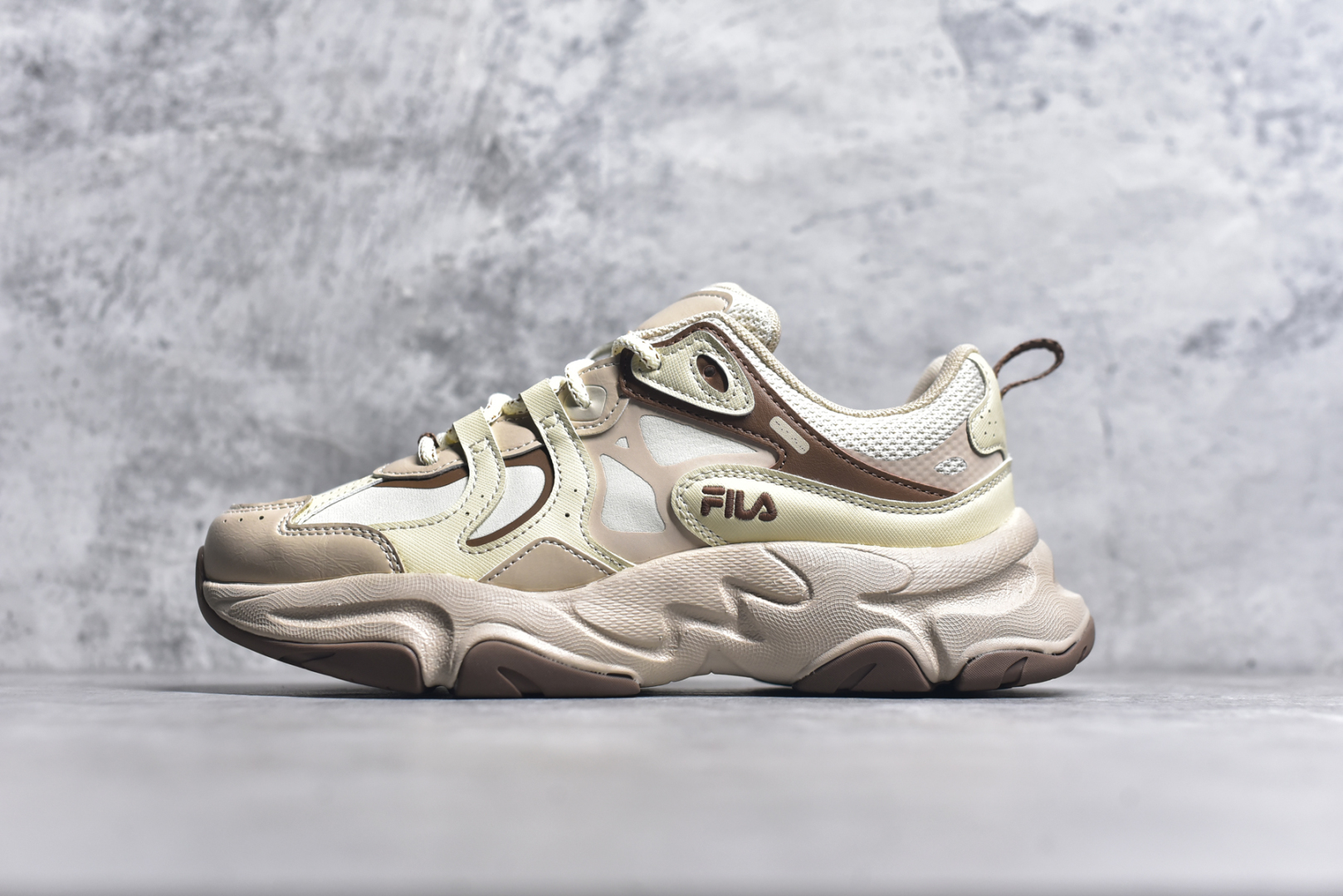 #FILA PEASE 斐乐豌豆鞋舒适百搭防滑耐磨低帮生活休闲鞋老爹鞋 FILA的植物系穿搭深谙潮流之道，Clean-Fit的清新风格深深影响着City Boys & Girls。豌豆鞋的外观可谓一眼入魂，设计灵感来源于豌豆荚碱水面包，在鞋廓形保留薄款面包鞋DNA的基础上，发展并创新“面包鞋”风格，如垂挂豆子的鞋面，双层双色中底的鞋底都为这双鞋增添了独特的辨识度。独有的圆鼓豌豆形鞋面设计，鞋面革料做鼓，犹如一颗颗垂挂的豆子，圆润可爱，充满趣味；双层豌豆荚中底设计上层轻能发泡豆荚，下层柔能发泡豌豆形中底，打造圆润软弹、形象有趣的豌豆荚中底。饱满的外形带来温暖质感，上脚圆润，凸显腿部线条，时尚百搭。作为今年秋冬的出街鞋款，实在太合适不过了。豌豆鞋不仅外观令人过目不忘，并且脚感出众，独家的发泡材料提供了轻质软弹的舒适度，即便日行两万步也不会觉得疲惫，同时适应各种穿着场合，轻松搭配各种服饰。尺码：36 36.5 37.5 38 38.5 39 40 40.5 41 42 42.5 43 44 44.5 45-选品中心