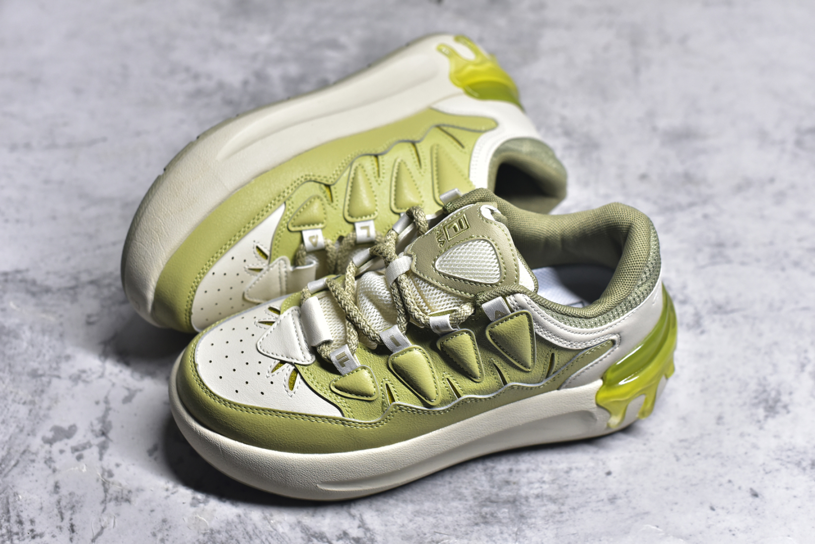 图片[7]-#FILA CARROT 2 斐乐萝卜鞋2.0 经典百搭休闲 防滑减震耐磨低帮板鞋 传承了 FILA 的百年基因，融入年轻运动及潮流文化，成为引领变革、创新突破的一代。以“1+N” 的跨界合作模式重现经典的同时创造经典。带来最出其不意的跨界合作惊喜。同时，FILAFUSION把FILA 的 DNA 融入到定制体验里，你可以随心制造厲于你的产品。FILA FUSION 的鞋家族涵盖了老爹鞋、跑步鞋、网球鞋、季节款。风格复古新潮，满足了时尚人士出行及各类运动的搭配需求，成为当下年轻人筷拥的鞋类品牌之一。FILA FUSION 走进年轻人的世界，通过年轻人运动，街舞，滑板，篮球，展现 FILA FUSION 的潮流态度和年轻文化。FILA FUSION 认为末来属于引领变革、创新突破的年轻一代，让我们一起构成 FILA 未来的蓝图吧！尺码：35.5 36 36.5 37.5 38 38.5 39 40-选品中心