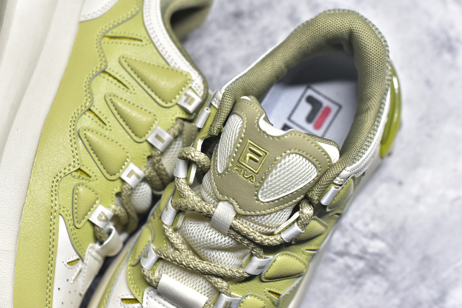 图片[9]-#FILA CARROT 2 斐乐萝卜鞋2.0 经典百搭休闲 防滑减震耐磨低帮板鞋 传承了 FILA 的百年基因，融入年轻运动及潮流文化，成为引领变革、创新突破的一代。以“1+N” 的跨界合作模式重现经典的同时创造经典。带来最出其不意的跨界合作惊喜。同时，FILAFUSION把FILA 的 DNA 融入到定制体验里，你可以随心制造厲于你的产品。FILA FUSION 的鞋家族涵盖了老爹鞋、跑步鞋、网球鞋、季节款。风格复古新潮，满足了时尚人士出行及各类运动的搭配需求，成为当下年轻人筷拥的鞋类品牌之一。FILA FUSION 走进年轻人的世界，通过年轻人运动，街舞，滑板，篮球，展现 FILA FUSION 的潮流态度和年轻文化。FILA FUSION 认为末来属于引领变革、创新突破的年轻一代，让我们一起构成 FILA 未来的蓝图吧！尺码：35.5 36 36.5 37.5 38 38.5 39 40-选品中心