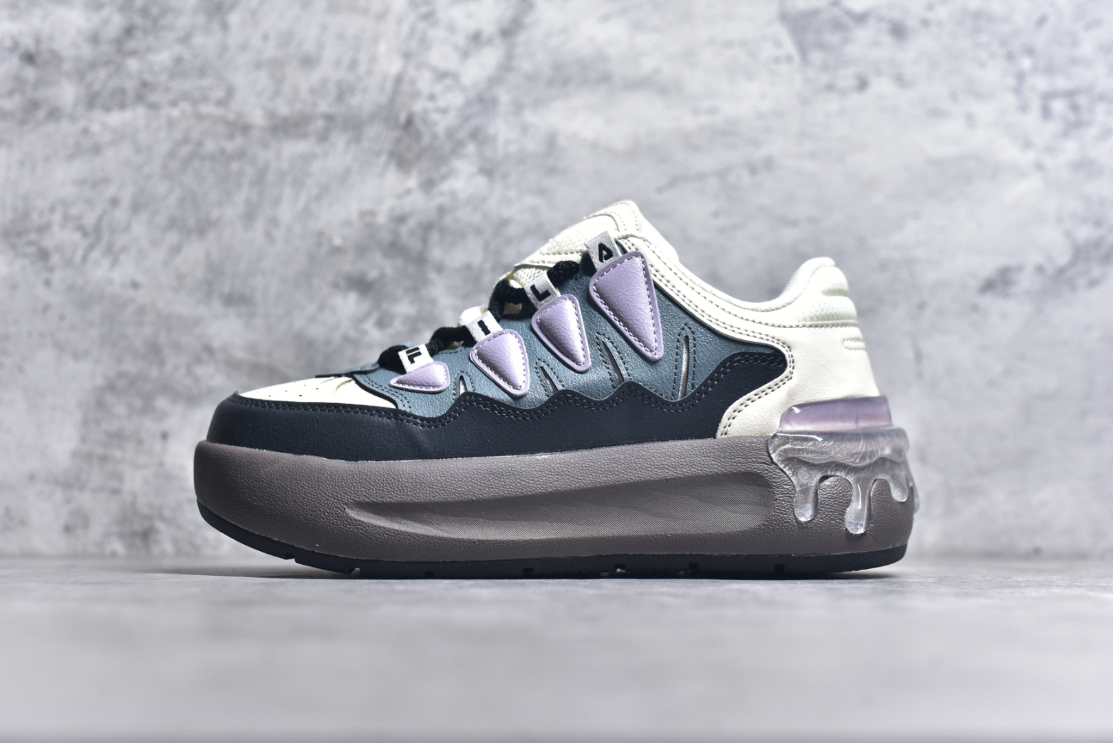 #FILA CARROT 2 斐乐萝卜鞋2.0 经典百搭休闲 防滑减震耐磨低帮板鞋 传承了 FILA 的百年基因，融入年轻运动及潮流文化，成为引领变革、创新突破的一代。以“1+N” 的跨界合作模式重现经典的同时创造经典。带来最出其不意的跨界合作惊喜。同时，FILAFUSION把FILA 的 DNA 融入到定制体验里，你可以随心制造厲于你的产品。FILA FUSION 的鞋家族涵盖了老爹鞋、跑步鞋、网球鞋、季节款。风格复古新潮，满足了时尚人士出行及各类运动的搭配需求，成为当下年轻人筷拥的鞋类品牌之一。FILA FUSION 走进年轻人的世界，通过年轻人运动，街舞，滑板，篮球，展现 FILA FUSION 的潮流态度和年轻文化。FILA FUSION 认为末来属于引领变革、创新突破的年轻一代，让我们一起构成 FILA 未来的蓝图吧！尺码：35.5 36 36.5 37.5 38 38.5 39 40-选品中心