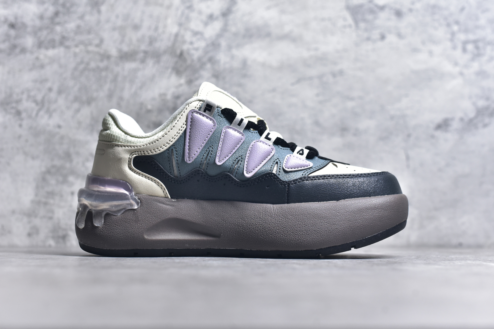 图片[3]-#FILA CARROT 2 斐乐萝卜鞋2.0 经典百搭休闲 防滑减震耐磨低帮板鞋 传承了 FILA 的百年基因，融入年轻运动及潮流文化，成为引领变革、创新突破的一代。以“1+N” 的跨界合作模式重现经典的同时创造经典。带来最出其不意的跨界合作惊喜。同时，FILAFUSION把FILA 的 DNA 融入到定制体验里，你可以随心制造厲于你的产品。FILA FUSION 的鞋家族涵盖了老爹鞋、跑步鞋、网球鞋、季节款。风格复古新潮，满足了时尚人士出行及各类运动的搭配需求，成为当下年轻人筷拥的鞋类品牌之一。FILA FUSION 走进年轻人的世界，通过年轻人运动，街舞，滑板，篮球，展现 FILA FUSION 的潮流态度和年轻文化。FILA FUSION 认为末来属于引领变革、创新突破的年轻一代，让我们一起构成 FILA 未来的蓝图吧！尺码：35.5 36 36.5 37.5 38 38.5 39 40-选品中心