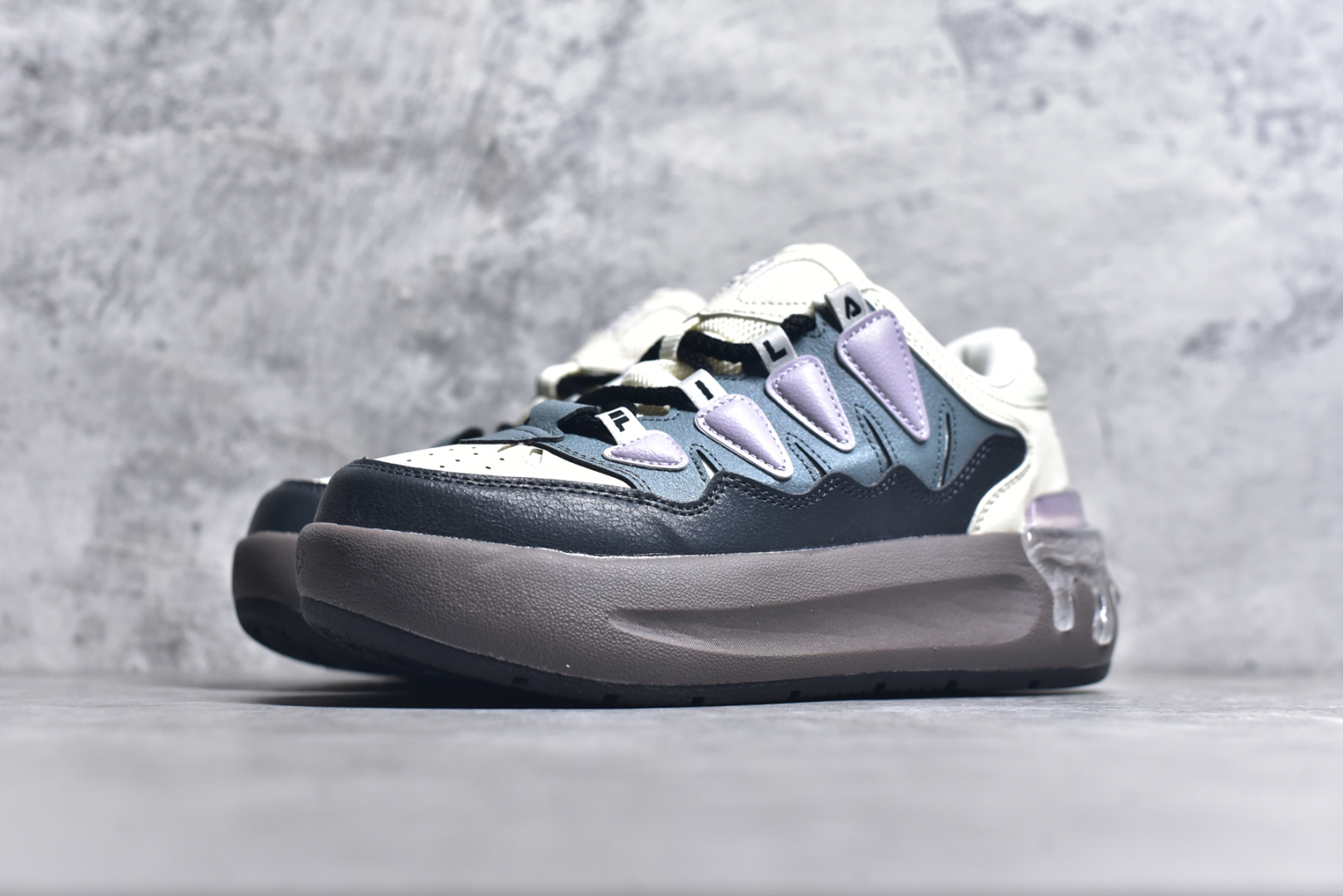 图片[2]-#FILA CARROT 2 斐乐萝卜鞋2.0 经典百搭休闲 防滑减震耐磨低帮板鞋 传承了 FILA 的百年基因，融入年轻运动及潮流文化，成为引领变革、创新突破的一代。以“1+N” 的跨界合作模式重现经典的同时创造经典。带来最出其不意的跨界合作惊喜。同时，FILAFUSION把FILA 的 DNA 融入到定制体验里，你可以随心制造厲于你的产品。FILA FUSION 的鞋家族涵盖了老爹鞋、跑步鞋、网球鞋、季节款。风格复古新潮，满足了时尚人士出行及各类运动的搭配需求，成为当下年轻人筷拥的鞋类品牌之一。FILA FUSION 走进年轻人的世界，通过年轻人运动，街舞，滑板，篮球，展现 FILA FUSION 的潮流态度和年轻文化。FILA FUSION 认为末来属于引领变革、创新突破的年轻一代，让我们一起构成 FILA 未来的蓝图吧！尺码：35.5 36 36.5 37.5 38 38.5 39 40-选品中心