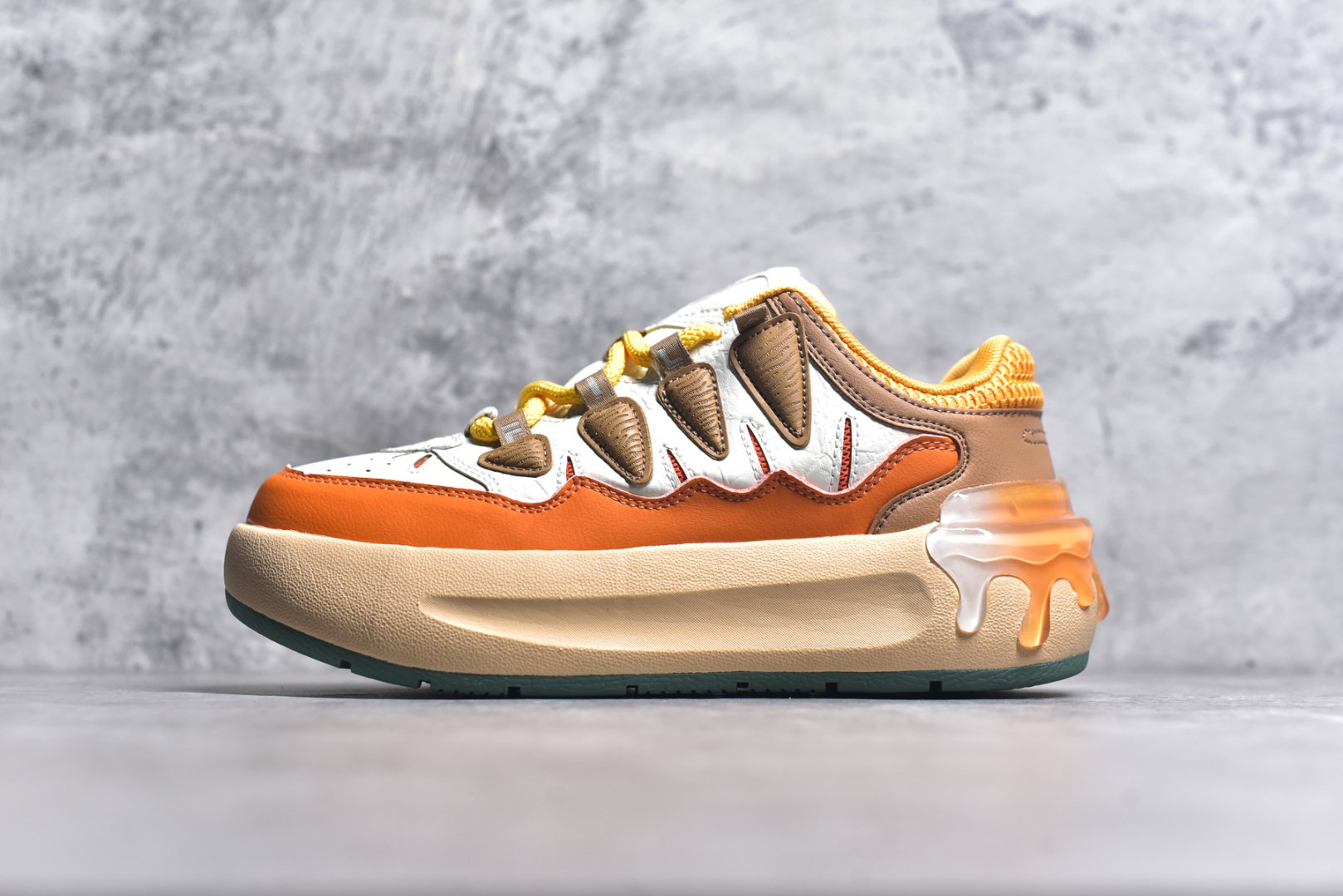 #FILA CARROT 2 斐乐萝卜鞋2.0 经典百搭休闲 防滑减震耐磨低帮板鞋 传承了 FILA 的百年基因，融入年轻运动及潮流文化，成为引领变革、创新突破的一代。以“1+N” 的跨界合作模式重现经典的同时创造经典。带来最出其不意的跨界合作惊喜。同时，FILAFUSION把FILA 的 DNA 融入到定制体验里，你可以随心制造厲于你的产品。FILA FUSION 的鞋家族涵盖了老爹鞋、跑步鞋、网球鞋、季节款。风格复古新潮，满足了时尚人士出行及各类运动的搭配需求，成为当下年轻人筷拥的鞋类品牌之一。FILA FUSION 走进年轻人的世界，通过年轻人运动，街舞，滑板，篮球，展现 FILA FUSION 的潮流态度和年轻文化。FILA FUSION 认为末来属于引领变革、创新突破的年轻一代，让我们一起构成 FILA 未来的蓝图吧！尺码：35.5 36 36.5 37.5 38 38.5 39 40-选品中心