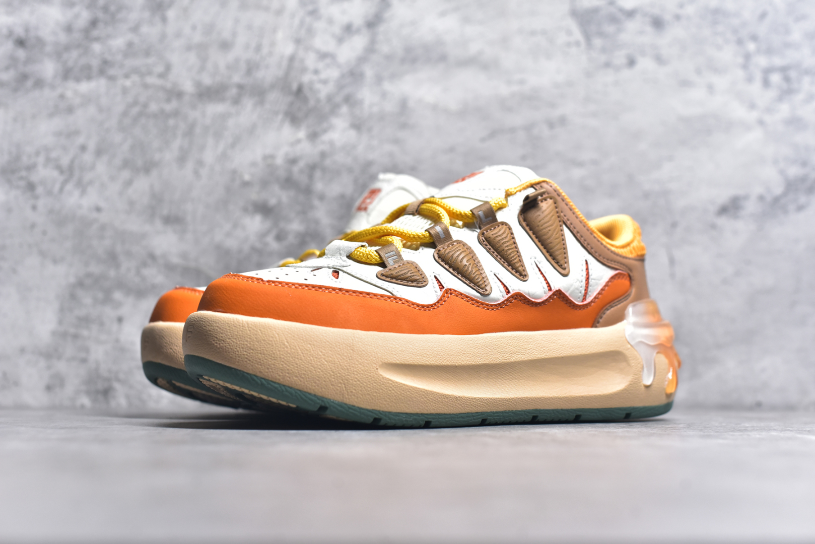 图片[2]-#FILA CARROT 2 斐乐萝卜鞋2.0 经典百搭休闲 防滑减震耐磨低帮板鞋 传承了 FILA 的百年基因，融入年轻运动及潮流文化，成为引领变革、创新突破的一代。以“1+N” 的跨界合作模式重现经典的同时创造经典。带来最出其不意的跨界合作惊喜。同时，FILAFUSION把FILA 的 DNA 融入到定制体验里，你可以随心制造厲于你的产品。FILA FUSION 的鞋家族涵盖了老爹鞋、跑步鞋、网球鞋、季节款。风格复古新潮，满足了时尚人士出行及各类运动的搭配需求，成为当下年轻人筷拥的鞋类品牌之一。FILA FUSION 走进年轻人的世界，通过年轻人运动，街舞，滑板，篮球，展现 FILA FUSION 的潮流态度和年轻文化。FILA FUSION 认为末来属于引领变革、创新突破的年轻一代，让我们一起构成 FILA 未来的蓝图吧！尺码：35.5 36 36.5 37.5 38 38.5 39 40-选品中心