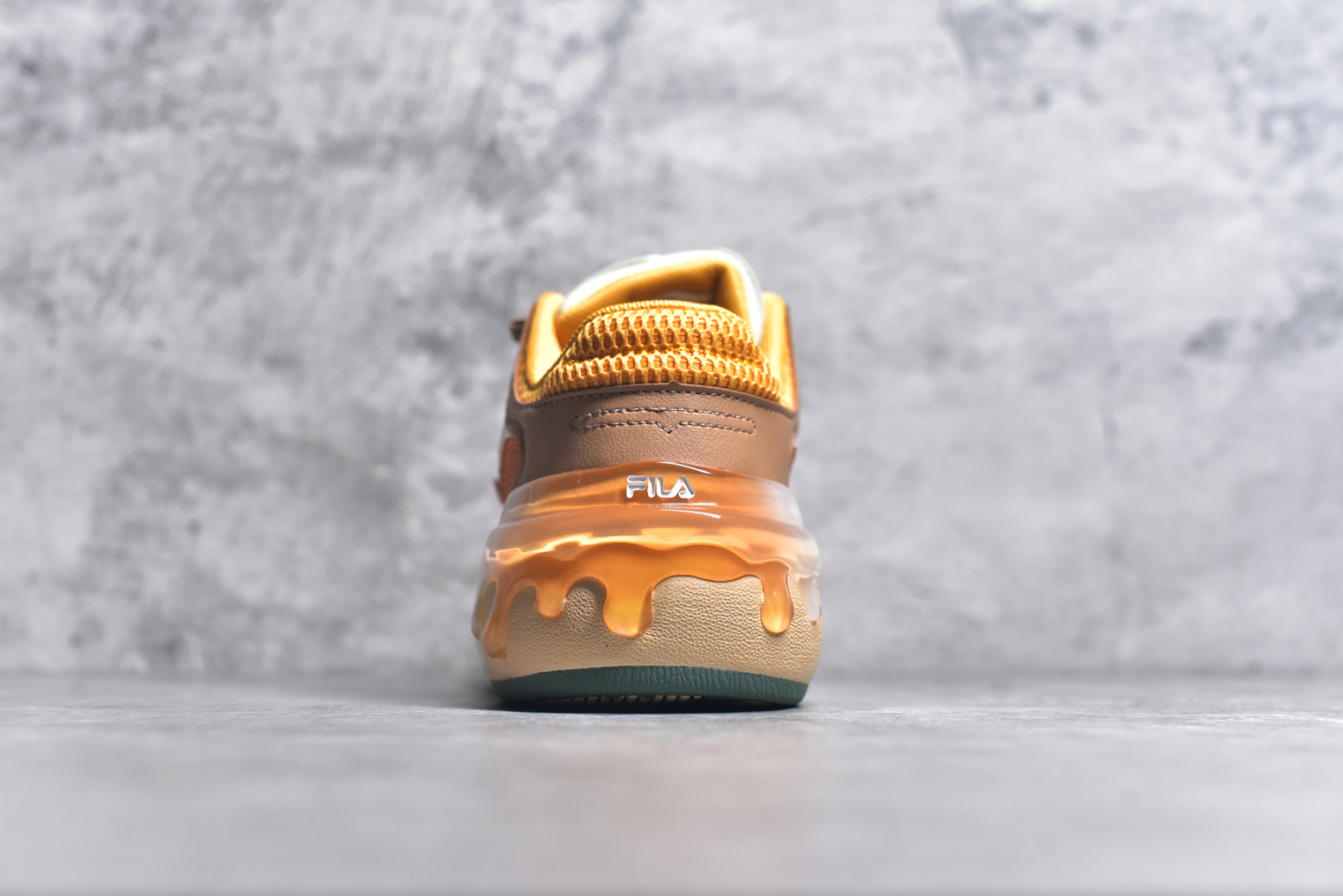 图片[5]-#FILA CARROT 2 斐乐萝卜鞋2.0 经典百搭休闲 防滑减震耐磨低帮板鞋 传承了 FILA 的百年基因，融入年轻运动及潮流文化，成为引领变革、创新突破的一代。以“1+N” 的跨界合作模式重现经典的同时创造经典。带来最出其不意的跨界合作惊喜。同时，FILAFUSION把FILA 的 DNA 融入到定制体验里，你可以随心制造厲于你的产品。FILA FUSION 的鞋家族涵盖了老爹鞋、跑步鞋、网球鞋、季节款。风格复古新潮，满足了时尚人士出行及各类运动的搭配需求，成为当下年轻人筷拥的鞋类品牌之一。FILA FUSION 走进年轻人的世界，通过年轻人运动，街舞，滑板，篮球，展现 FILA FUSION 的潮流态度和年轻文化。FILA FUSION 认为末来属于引领变革、创新突破的年轻一代，让我们一起构成 FILA 未来的蓝图吧！尺码：35.5 36 36.5 37.5 38 38.5 39 40-选品中心