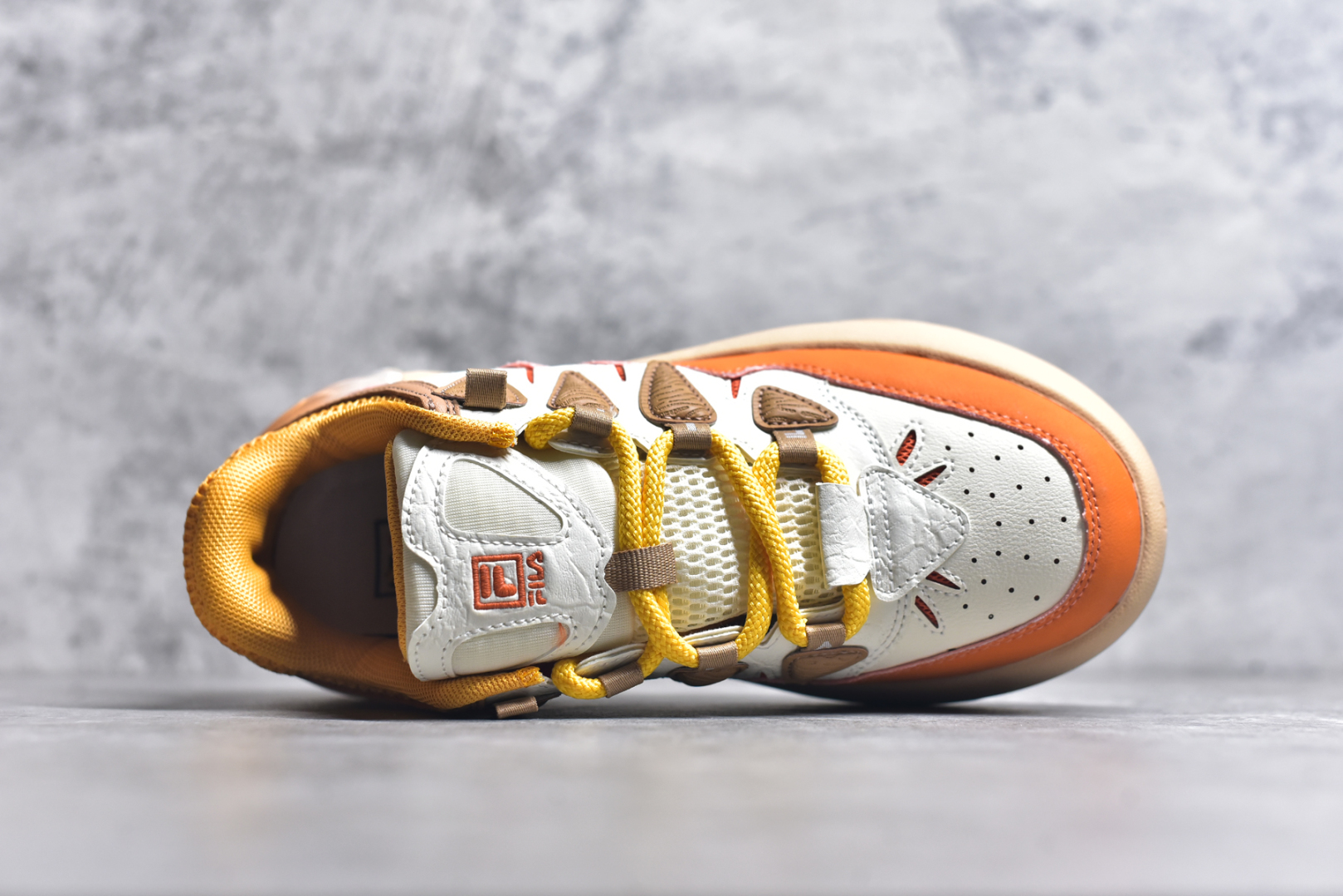 图片[4]-#FILA CARROT 2 斐乐萝卜鞋2.0 经典百搭休闲 防滑减震耐磨低帮板鞋 传承了 FILA 的百年基因，融入年轻运动及潮流文化，成为引领变革、创新突破的一代。以“1+N” 的跨界合作模式重现经典的同时创造经典。带来最出其不意的跨界合作惊喜。同时，FILAFUSION把FILA 的 DNA 融入到定制体验里，你可以随心制造厲于你的产品。FILA FUSION 的鞋家族涵盖了老爹鞋、跑步鞋、网球鞋、季节款。风格复古新潮，满足了时尚人士出行及各类运动的搭配需求，成为当下年轻人筷拥的鞋类品牌之一。FILA FUSION 走进年轻人的世界，通过年轻人运动，街舞，滑板，篮球，展现 FILA FUSION 的潮流态度和年轻文化。FILA FUSION 认为末来属于引领变革、创新突破的年轻一代，让我们一起构成 FILA 未来的蓝图吧！尺码：35.5 36 36.5 37.5 38 38.5 39 40-选品中心