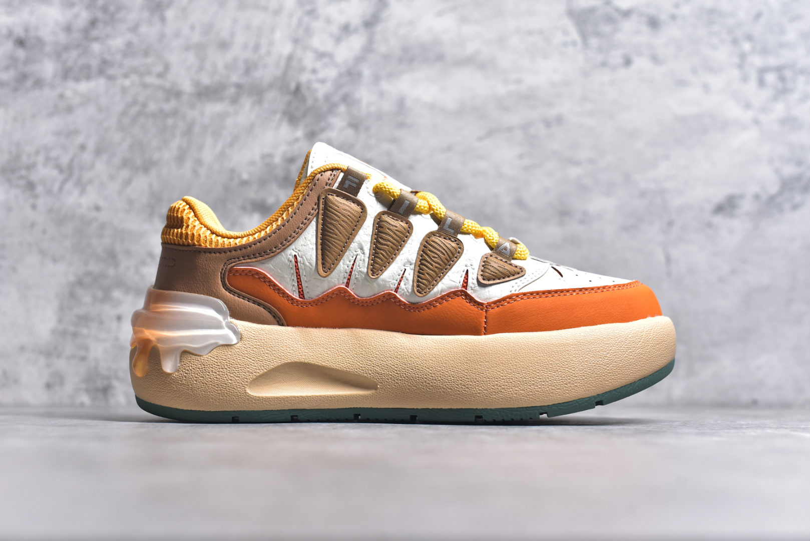 图片[3]-#FILA CARROT 2 斐乐萝卜鞋2.0 经典百搭休闲 防滑减震耐磨低帮板鞋 传承了 FILA 的百年基因，融入年轻运动及潮流文化，成为引领变革、创新突破的一代。以“1+N” 的跨界合作模式重现经典的同时创造经典。带来最出其不意的跨界合作惊喜。同时，FILAFUSION把FILA 的 DNA 融入到定制体验里，你可以随心制造厲于你的产品。FILA FUSION 的鞋家族涵盖了老爹鞋、跑步鞋、网球鞋、季节款。风格复古新潮，满足了时尚人士出行及各类运动的搭配需求，成为当下年轻人筷拥的鞋类品牌之一。FILA FUSION 走进年轻人的世界，通过年轻人运动，街舞，滑板，篮球，展现 FILA FUSION 的潮流态度和年轻文化。FILA FUSION 认为末来属于引领变革、创新突破的年轻一代，让我们一起构成 FILA 未来的蓝图吧！尺码：35.5 36 36.5 37.5 38 38.5 39 40-选品中心