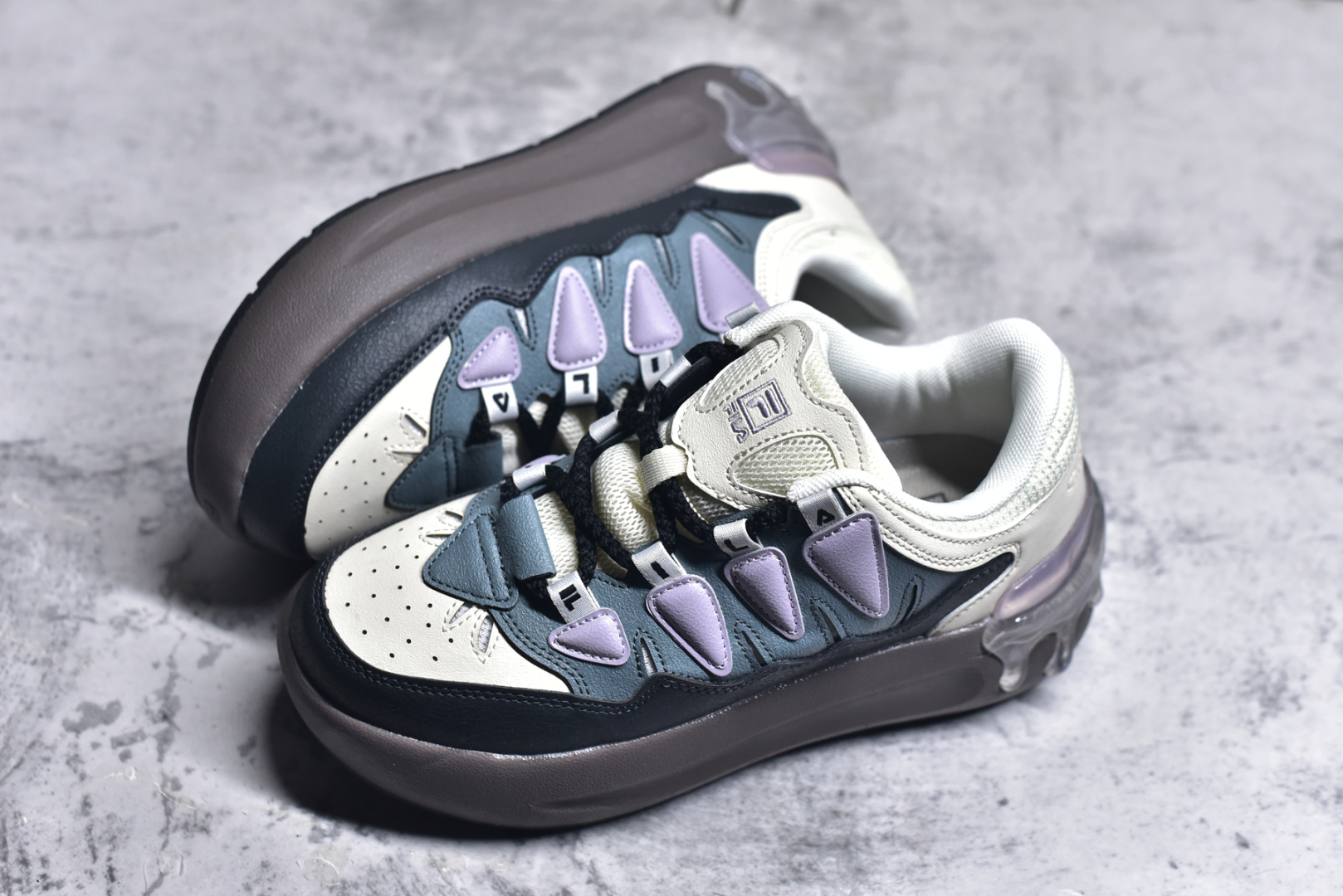图片[7]-#FILA CARROT 2 斐乐萝卜鞋2.0 经典百搭休闲 防滑减震耐磨低帮板鞋 传承了 FILA 的百年基因，融入年轻运动及潮流文化，成为引领变革、创新突破的一代。以“1+N” 的跨界合作模式重现经典的同时创造经典。带来最出其不意的跨界合作惊喜。同时，FILAFUSION把FILA 的 DNA 融入到定制体验里，你可以随心制造厲于你的产品。FILA FUSION 的鞋家族涵盖了老爹鞋、跑步鞋、网球鞋、季节款。风格复古新潮，满足了时尚人士出行及各类运动的搭配需求，成为当下年轻人筷拥的鞋类品牌之一。FILA FUSION 走进年轻人的世界，通过年轻人运动，街舞，滑板，篮球，展现 FILA FUSION 的潮流态度和年轻文化。FILA FUSION 认为末来属于引领变革、创新突破的年轻一代，让我们一起构成 FILA 未来的蓝图吧！尺码：35.5 36 36.5 37.5 38 38.5 39 40-选品中心