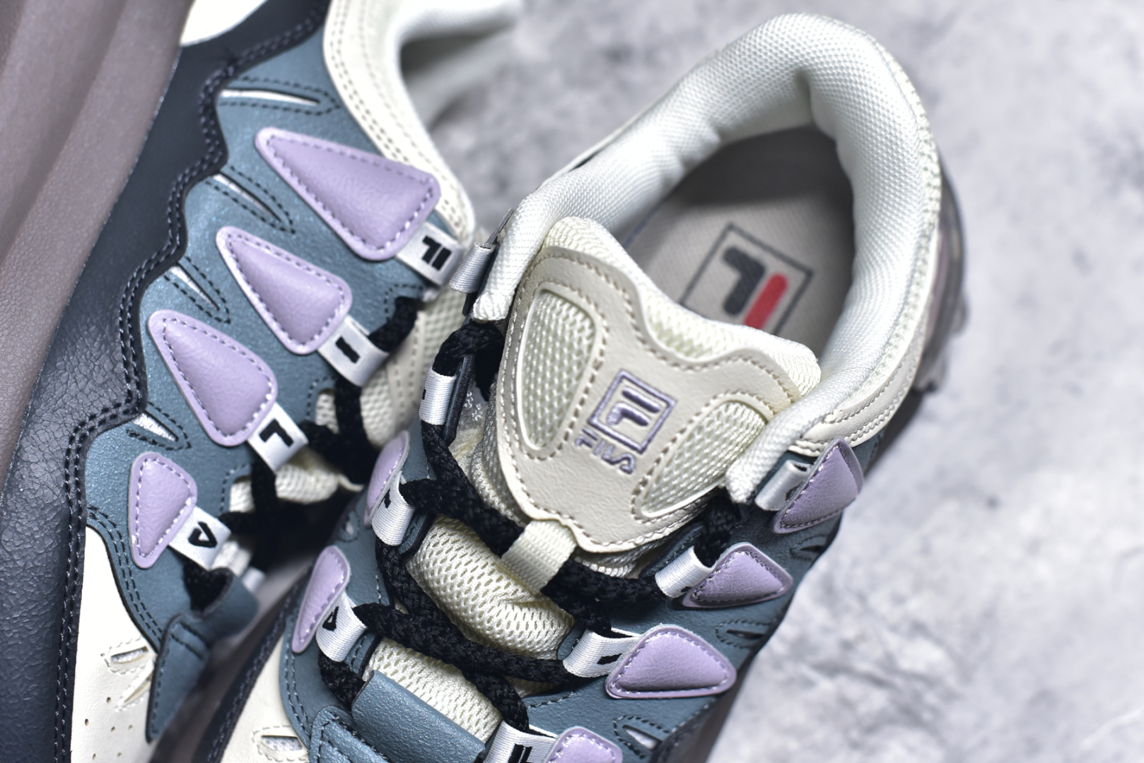 图片[9]-#FILA CARROT 2 斐乐萝卜鞋2.0 经典百搭休闲 防滑减震耐磨低帮板鞋 传承了 FILA 的百年基因，融入年轻运动及潮流文化，成为引领变革、创新突破的一代。以“1+N” 的跨界合作模式重现经典的同时创造经典。带来最出其不意的跨界合作惊喜。同时，FILAFUSION把FILA 的 DNA 融入到定制体验里，你可以随心制造厲于你的产品。FILA FUSION 的鞋家族涵盖了老爹鞋、跑步鞋、网球鞋、季节款。风格复古新潮，满足了时尚人士出行及各类运动的搭配需求，成为当下年轻人筷拥的鞋类品牌之一。FILA FUSION 走进年轻人的世界，通过年轻人运动，街舞，滑板，篮球，展现 FILA FUSION 的潮流态度和年轻文化。FILA FUSION 认为末来属于引领变革、创新突破的年轻一代，让我们一起构成 FILA 未来的蓝图吧！尺码：35.5 36 36.5 37.5 38 38.5 39 40-选品中心