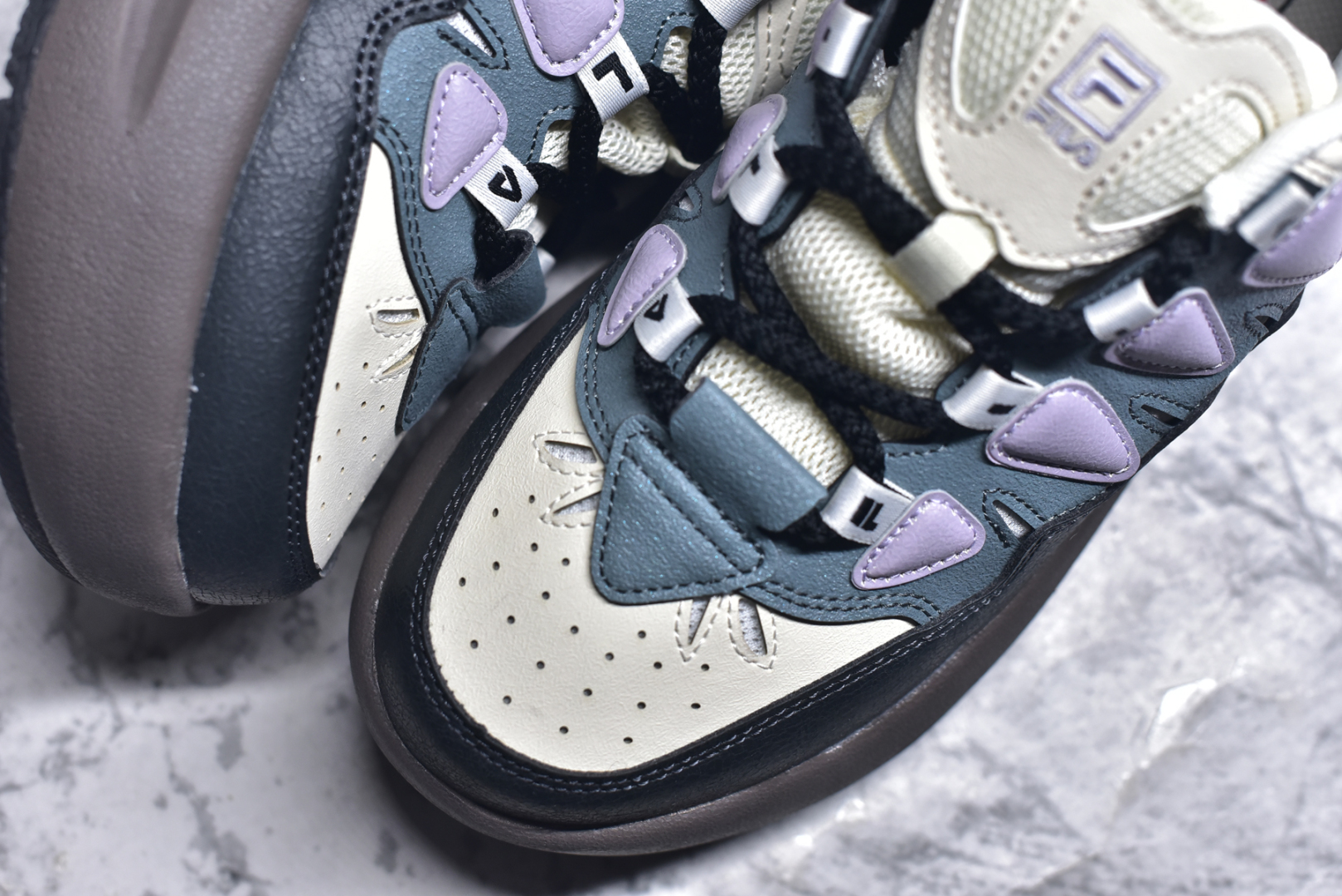 图片[8]-#FILA CARROT 2 斐乐萝卜鞋2.0 经典百搭休闲 防滑减震耐磨低帮板鞋 传承了 FILA 的百年基因，融入年轻运动及潮流文化，成为引领变革、创新突破的一代。以“1+N” 的跨界合作模式重现经典的同时创造经典。带来最出其不意的跨界合作惊喜。同时，FILAFUSION把FILA 的 DNA 融入到定制体验里，你可以随心制造厲于你的产品。FILA FUSION 的鞋家族涵盖了老爹鞋、跑步鞋、网球鞋、季节款。风格复古新潮，满足了时尚人士出行及各类运动的搭配需求，成为当下年轻人筷拥的鞋类品牌之一。FILA FUSION 走进年轻人的世界，通过年轻人运动，街舞，滑板，篮球，展现 FILA FUSION 的潮流态度和年轻文化。FILA FUSION 认为末来属于引领变革、创新突破的年轻一代，让我们一起构成 FILA 未来的蓝图吧！尺码：35.5 36 36.5 37.5 38 38.5 39 40-选品中心