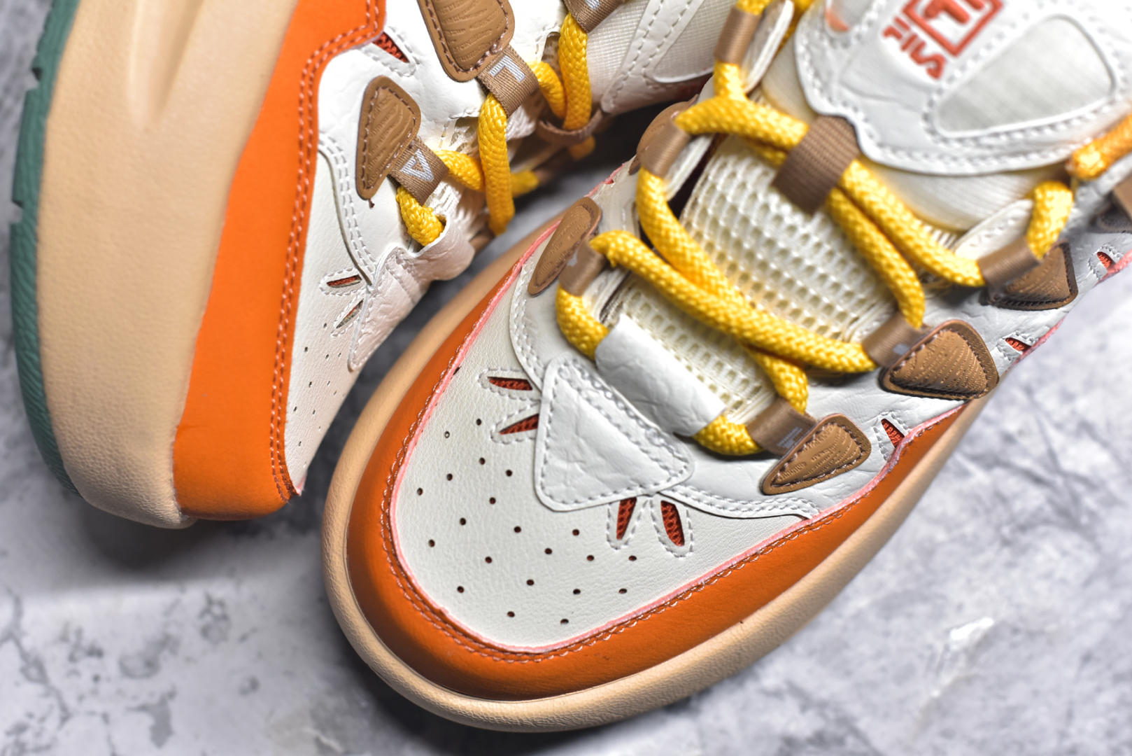 图片[8]-#FILA CARROT 2 斐乐萝卜鞋2.0 经典百搭休闲 防滑减震耐磨低帮板鞋 传承了 FILA 的百年基因，融入年轻运动及潮流文化，成为引领变革、创新突破的一代。以“1+N” 的跨界合作模式重现经典的同时创造经典。带来最出其不意的跨界合作惊喜。同时，FILAFUSION把FILA 的 DNA 融入到定制体验里，你可以随心制造厲于你的产品。FILA FUSION 的鞋家族涵盖了老爹鞋、跑步鞋、网球鞋、季节款。风格复古新潮，满足了时尚人士出行及各类运动的搭配需求，成为当下年轻人筷拥的鞋类品牌之一。FILA FUSION 走进年轻人的世界，通过年轻人运动，街舞，滑板，篮球，展现 FILA FUSION 的潮流态度和年轻文化。FILA FUSION 认为末来属于引领变革、创新突破的年轻一代，让我们一起构成 FILA 未来的蓝图吧！尺码：35.5 36 36.5 37.5 38 38.5 39 40-选品中心