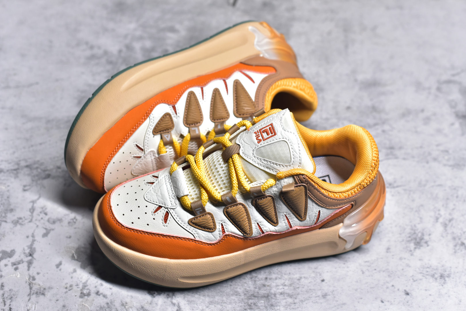 图片[7]-#FILA CARROT 2 斐乐萝卜鞋2.0 经典百搭休闲 防滑减震耐磨低帮板鞋 传承了 FILA 的百年基因，融入年轻运动及潮流文化，成为引领变革、创新突破的一代。以“1+N” 的跨界合作模式重现经典的同时创造经典。带来最出其不意的跨界合作惊喜。同时，FILAFUSION把FILA 的 DNA 融入到定制体验里，你可以随心制造厲于你的产品。FILA FUSION 的鞋家族涵盖了老爹鞋、跑步鞋、网球鞋、季节款。风格复古新潮，满足了时尚人士出行及各类运动的搭配需求，成为当下年轻人筷拥的鞋类品牌之一。FILA FUSION 走进年轻人的世界，通过年轻人运动，街舞，滑板，篮球，展现 FILA FUSION 的潮流态度和年轻文化。FILA FUSION 认为末来属于引领变革、创新突破的年轻一代，让我们一起构成 FILA 未来的蓝图吧！尺码：35.5 36 36.5 37.5 38 38.5 39 40-选品中心