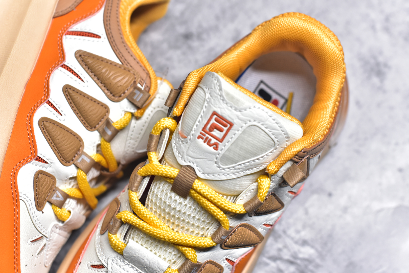 图片[9]-#FILA CARROT 2 斐乐萝卜鞋2.0 经典百搭休闲 防滑减震耐磨低帮板鞋 传承了 FILA 的百年基因，融入年轻运动及潮流文化，成为引领变革、创新突破的一代。以“1+N” 的跨界合作模式重现经典的同时创造经典。带来最出其不意的跨界合作惊喜。同时，FILAFUSION把FILA 的 DNA 融入到定制体验里，你可以随心制造厲于你的产品。FILA FUSION 的鞋家族涵盖了老爹鞋、跑步鞋、网球鞋、季节款。风格复古新潮，满足了时尚人士出行及各类运动的搭配需求，成为当下年轻人筷拥的鞋类品牌之一。FILA FUSION 走进年轻人的世界，通过年轻人运动，街舞，滑板，篮球，展现 FILA FUSION 的潮流态度和年轻文化。FILA FUSION 认为末来属于引领变革、创新突破的年轻一代，让我们一起构成 FILA 未来的蓝图吧！尺码：35.5 36 36.5 37.5 38 38.5 39 40-选品中心