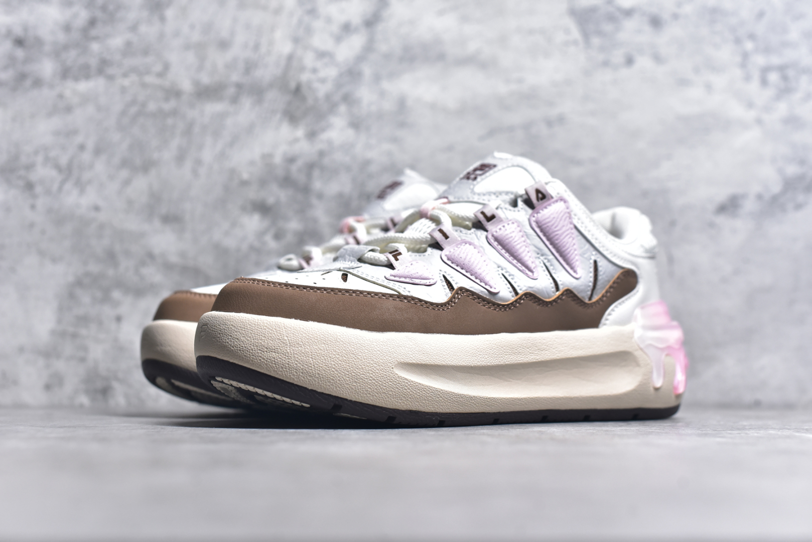 图片[2]-#FILA CARROT 2 斐乐萝卜鞋2.0 经典百搭休闲 防滑减震耐磨低帮板鞋 传承了 FILA 的百年基因，融入年轻运动及潮流文化，成为引领变革、创新突破的一代。以“1+N” 的跨界合作模式重现经典的同时创造经典。带来最出其不意的跨界合作惊喜。同时，FILAFUSION把FILA 的 DNA 融入到定制体验里，你可以随心制造厲于你的产品。FILA FUSION 的鞋家族涵盖了老爹鞋、跑步鞋、网球鞋、季节款。风格复古新潮，满足了时尚人士出行及各类运动的搭配需求，成为当下年轻人筷拥的鞋类品牌之一。FILA FUSION 走进年轻人的世界，通过年轻人运动，街舞，滑板，篮球，展现 FILA FUSION 的潮流态度和年轻文化。FILA FUSION 认为末来属于引领变革、创新突破的年轻一代，让我们一起构成 FILA 未来的蓝图吧！尺码：35.5 36 36.5 37.5 38 38.5 39 40-选品中心