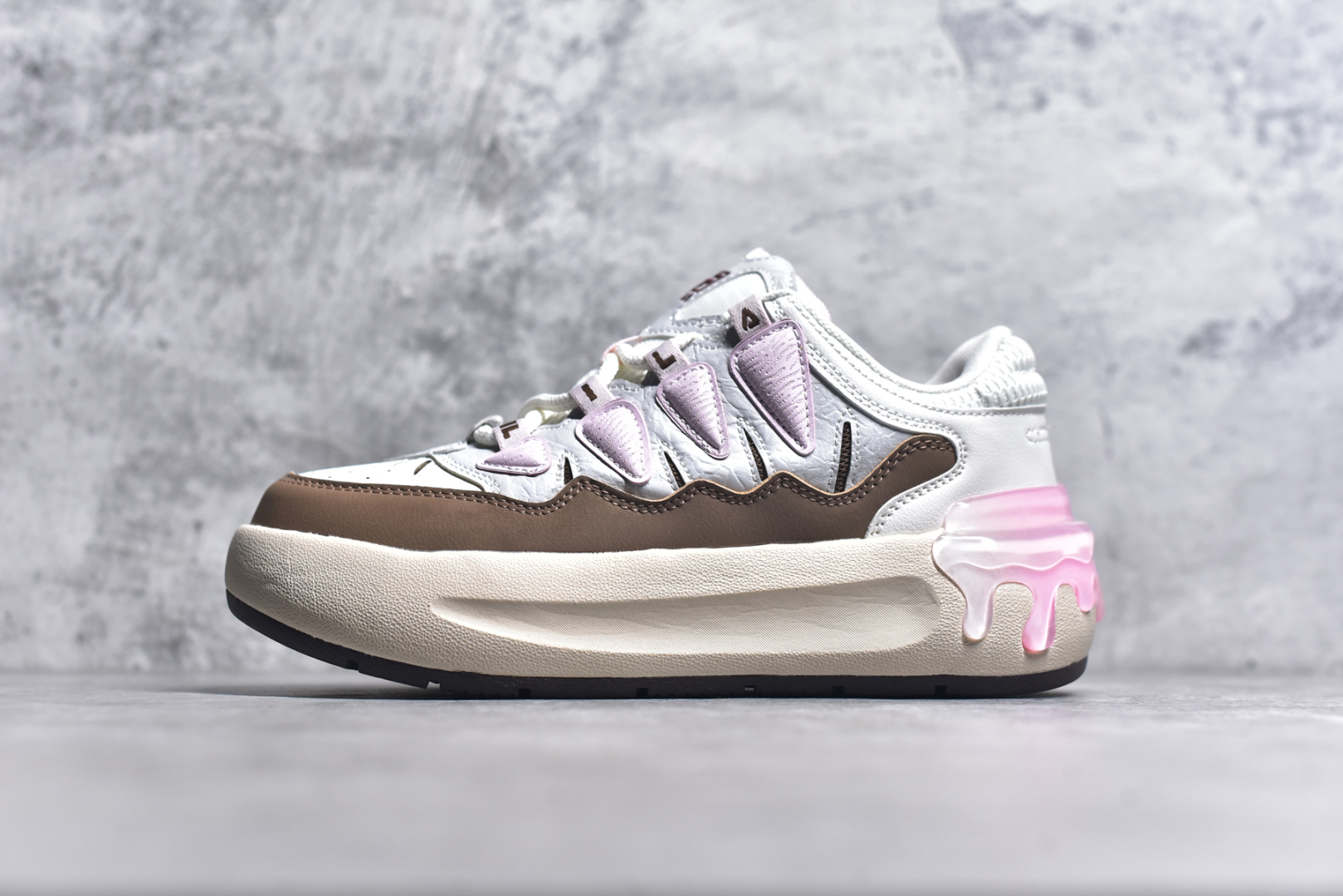 #FILA CARROT 2 斐乐萝卜鞋2.0 经典百搭休闲 防滑减震耐磨低帮板鞋 传承了 FILA 的百年基因，融入年轻运动及潮流文化，成为引领变革、创新突破的一代。以“1+N” 的跨界合作模式重现经典的同时创造经典。带来最出其不意的跨界合作惊喜。同时，FILAFUSION把FILA 的 DNA 融入到定制体验里，你可以随心制造厲于你的产品。FILA FUSION 的鞋家族涵盖了老爹鞋、跑步鞋、网球鞋、季节款。风格复古新潮，满足了时尚人士出行及各类运动的搭配需求，成为当下年轻人筷拥的鞋类品牌之一。FILA FUSION 走进年轻人的世界，通过年轻人运动，街舞，滑板，篮球，展现 FILA FUSION 的潮流态度和年轻文化。FILA FUSION 认为末来属于引领变革、创新突破的年轻一代，让我们一起构成 FILA 未来的蓝图吧！尺码：35.5 36 36.5 37.5 38 38.5 39 40-选品中心