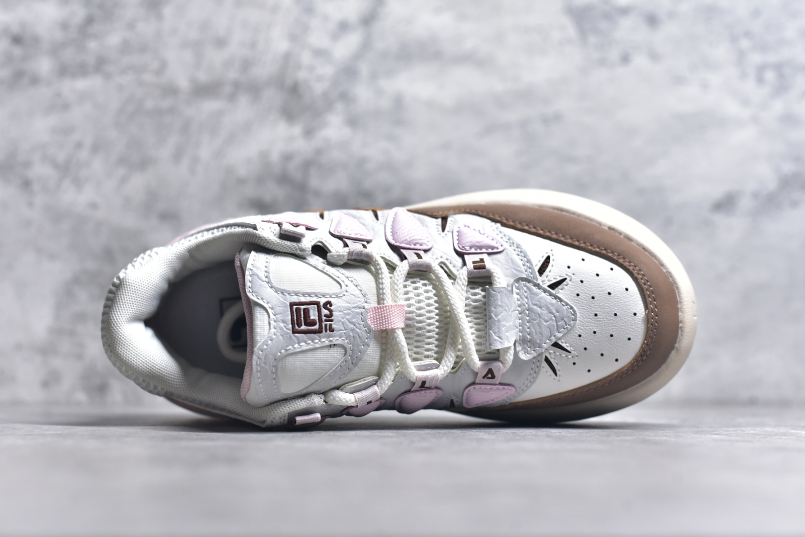 图片[4]-#FILA CARROT 2 斐乐萝卜鞋2.0 经典百搭休闲 防滑减震耐磨低帮板鞋 传承了 FILA 的百年基因，融入年轻运动及潮流文化，成为引领变革、创新突破的一代。以“1+N” 的跨界合作模式重现经典的同时创造经典。带来最出其不意的跨界合作惊喜。同时，FILAFUSION把FILA 的 DNA 融入到定制体验里，你可以随心制造厲于你的产品。FILA FUSION 的鞋家族涵盖了老爹鞋、跑步鞋、网球鞋、季节款。风格复古新潮，满足了时尚人士出行及各类运动的搭配需求，成为当下年轻人筷拥的鞋类品牌之一。FILA FUSION 走进年轻人的世界，通过年轻人运动，街舞，滑板，篮球，展现 FILA FUSION 的潮流态度和年轻文化。FILA FUSION 认为末来属于引领变革、创新突破的年轻一代，让我们一起构成 FILA 未来的蓝图吧！尺码：35.5 36 36.5 37.5 38 38.5 39 40-选品中心
