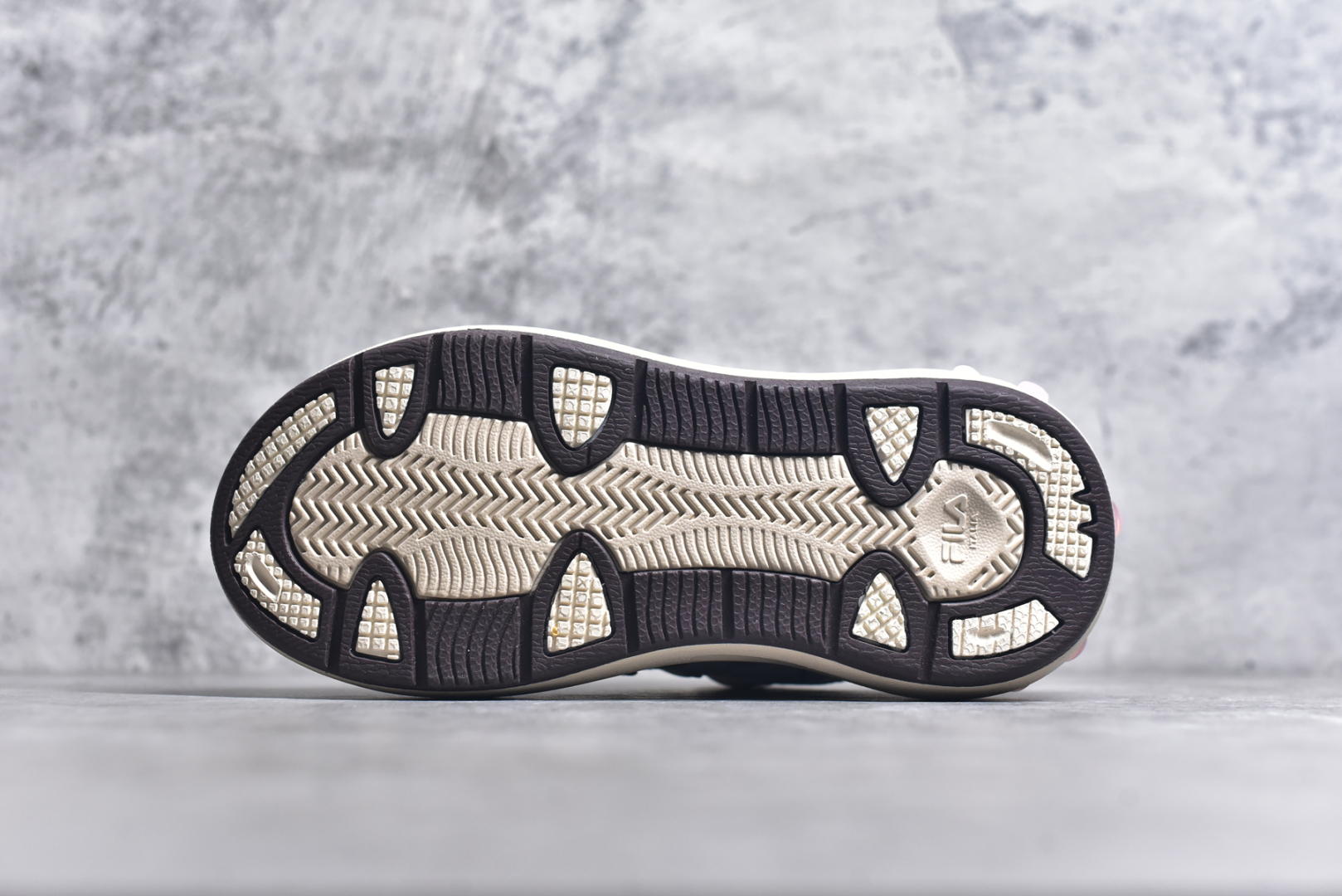 图片[6]-#FILA CARROT 2 斐乐萝卜鞋2.0 经典百搭休闲 防滑减震耐磨低帮板鞋 传承了 FILA 的百年基因，融入年轻运动及潮流文化，成为引领变革、创新突破的一代。以“1+N” 的跨界合作模式重现经典的同时创造经典。带来最出其不意的跨界合作惊喜。同时，FILAFUSION把FILA 的 DNA 融入到定制体验里，你可以随心制造厲于你的产品。FILA FUSION 的鞋家族涵盖了老爹鞋、跑步鞋、网球鞋、季节款。风格复古新潮，满足了时尚人士出行及各类运动的搭配需求，成为当下年轻人筷拥的鞋类品牌之一。FILA FUSION 走进年轻人的世界，通过年轻人运动，街舞，滑板，篮球，展现 FILA FUSION 的潮流态度和年轻文化。FILA FUSION 认为末来属于引领变革、创新突破的年轻一代，让我们一起构成 FILA 未来的蓝图吧！尺码：35.5 36 36.5 37.5 38 38.5 39 40-选品中心