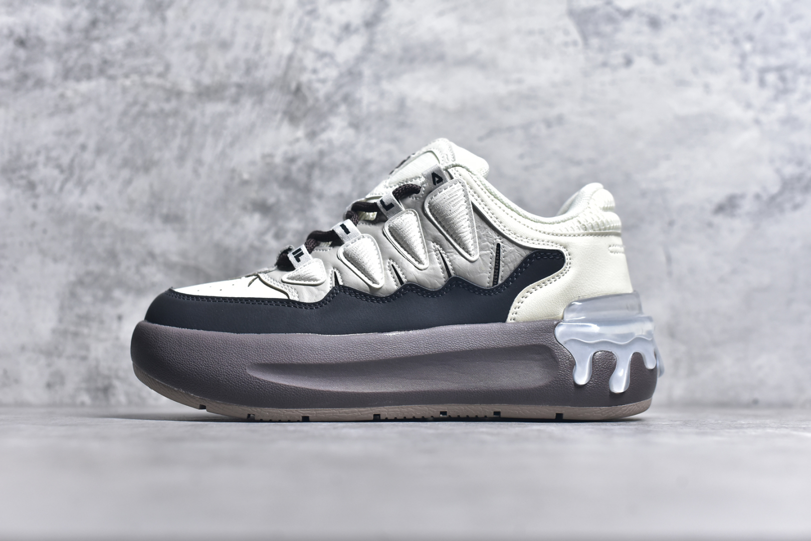 #FILA CARROT 2 斐乐萝卜鞋2.0 经典百搭休闲 防滑减震耐磨低帮板鞋 传承了 FILA 的百年基因，融入年轻运动及潮流文化，成为引领变革、创新突破的一代。以“1+N” 的跨界合作模式重现经典的同时创造经典。带来最出其不意的跨界合作惊喜。同时，FILAFUSION把FILA 的 DNA 融入到定制体验里，你可以随心制造厲于你的产品。FILA FUSION 的鞋家族涵盖了老爹鞋、跑步鞋、网球鞋、季节款。风格复古新潮，满足了时尚人士出行及各类运动的搭配需求，成为当下年轻人筷拥的鞋类品牌之一。FILA FUSION 走进年轻人的世界，通过年轻人运动，街舞，滑板，篮球，展现 FILA FUSION 的潮流态度和年轻文化。FILA FUSION 认为末来属于引领变革、创新突破的年轻一代，让我们一起构成 FILA 未来的蓝图吧！尺码：35.5 36 36.5 37.5 38 38.5 39 40-选品中心
