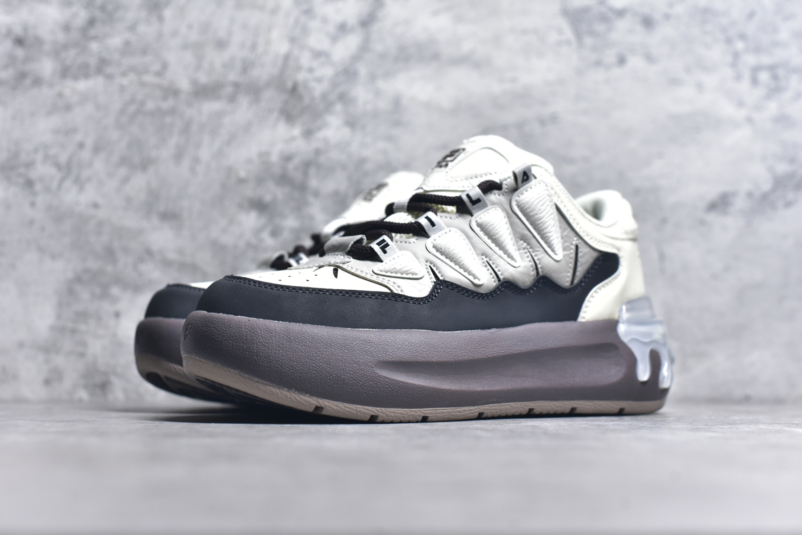 图片[2]-#FILA CARROT 2 斐乐萝卜鞋2.0 经典百搭休闲 防滑减震耐磨低帮板鞋 传承了 FILA 的百年基因，融入年轻运动及潮流文化，成为引领变革、创新突破的一代。以“1+N” 的跨界合作模式重现经典的同时创造经典。带来最出其不意的跨界合作惊喜。同时，FILAFUSION把FILA 的 DNA 融入到定制体验里，你可以随心制造厲于你的产品。FILA FUSION 的鞋家族涵盖了老爹鞋、跑步鞋、网球鞋、季节款。风格复古新潮，满足了时尚人士出行及各类运动的搭配需求，成为当下年轻人筷拥的鞋类品牌之一。FILA FUSION 走进年轻人的世界，通过年轻人运动，街舞，滑板，篮球，展现 FILA FUSION 的潮流态度和年轻文化。FILA FUSION 认为末来属于引领变革、创新突破的年轻一代，让我们一起构成 FILA 未来的蓝图吧！尺码：35.5 36 36.5 37.5 38 38.5 39 40-选品中心