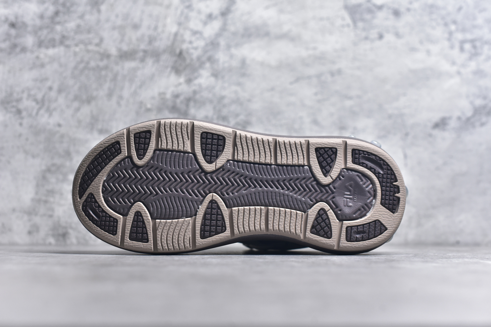 图片[6]-#FILA CARROT 2 斐乐萝卜鞋2.0 经典百搭休闲 防滑减震耐磨低帮板鞋 传承了 FILA 的百年基因，融入年轻运动及潮流文化，成为引领变革、创新突破的一代。以“1+N” 的跨界合作模式重现经典的同时创造经典。带来最出其不意的跨界合作惊喜。同时，FILAFUSION把FILA 的 DNA 融入到定制体验里，你可以随心制造厲于你的产品。FILA FUSION 的鞋家族涵盖了老爹鞋、跑步鞋、网球鞋、季节款。风格复古新潮，满足了时尚人士出行及各类运动的搭配需求，成为当下年轻人筷拥的鞋类品牌之一。FILA FUSION 走进年轻人的世界，通过年轻人运动，街舞，滑板，篮球，展现 FILA FUSION 的潮流态度和年轻文化。FILA FUSION 认为末来属于引领变革、创新突破的年轻一代，让我们一起构成 FILA 未来的蓝图吧！尺码：35.5 36 36.5 37.5 38 38.5 39 40-选品中心