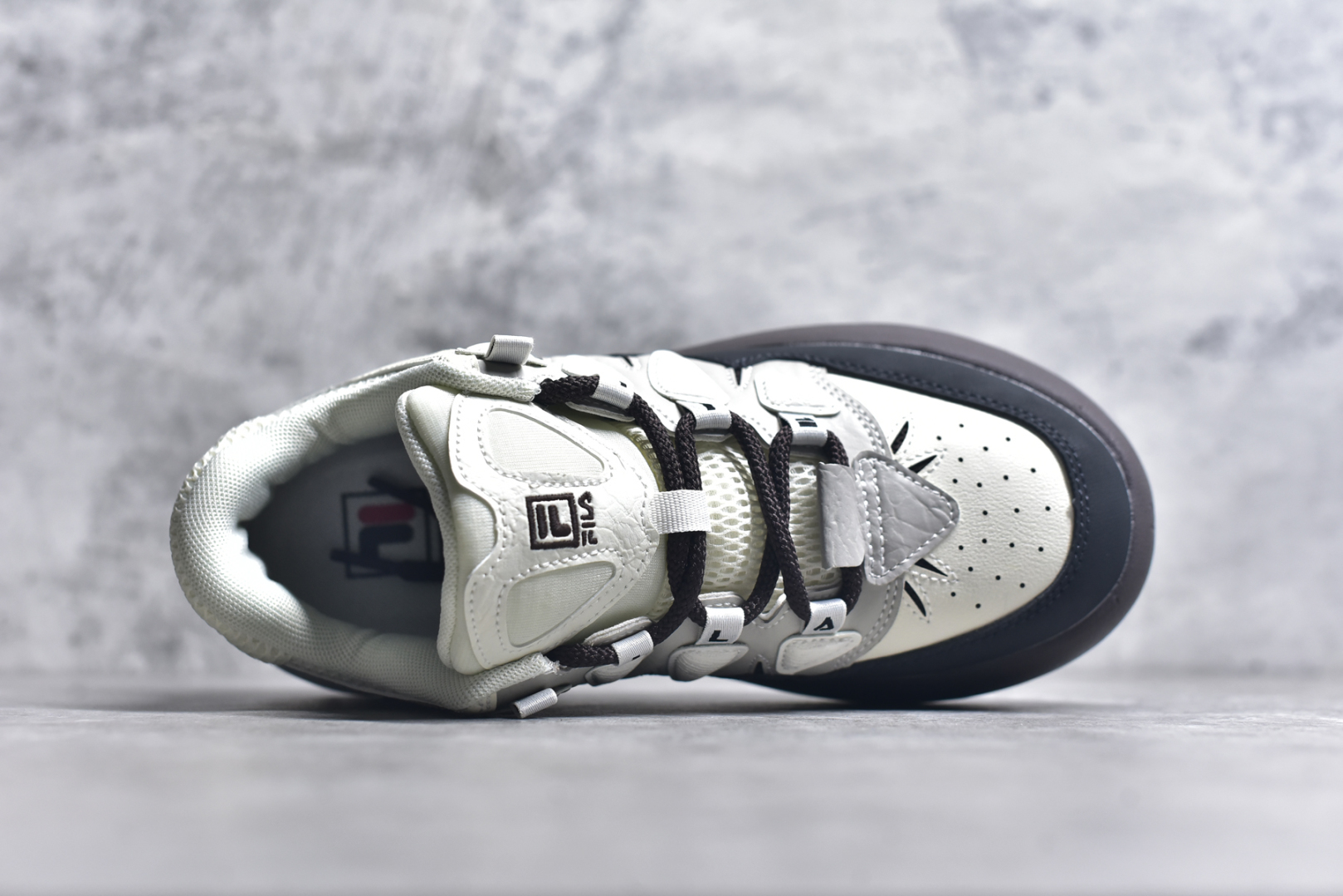 图片[4]-#FILA CARROT 2 斐乐萝卜鞋2.0 经典百搭休闲 防滑减震耐磨低帮板鞋 传承了 FILA 的百年基因，融入年轻运动及潮流文化，成为引领变革、创新突破的一代。以“1+N” 的跨界合作模式重现经典的同时创造经典。带来最出其不意的跨界合作惊喜。同时，FILAFUSION把FILA 的 DNA 融入到定制体验里，你可以随心制造厲于你的产品。FILA FUSION 的鞋家族涵盖了老爹鞋、跑步鞋、网球鞋、季节款。风格复古新潮，满足了时尚人士出行及各类运动的搭配需求，成为当下年轻人筷拥的鞋类品牌之一。FILA FUSION 走进年轻人的世界，通过年轻人运动，街舞，滑板，篮球，展现 FILA FUSION 的潮流态度和年轻文化。FILA FUSION 认为末来属于引领变革、创新突破的年轻一代，让我们一起构成 FILA 未来的蓝图吧！尺码：35.5 36 36.5 37.5 38 38.5 39 40-选品中心