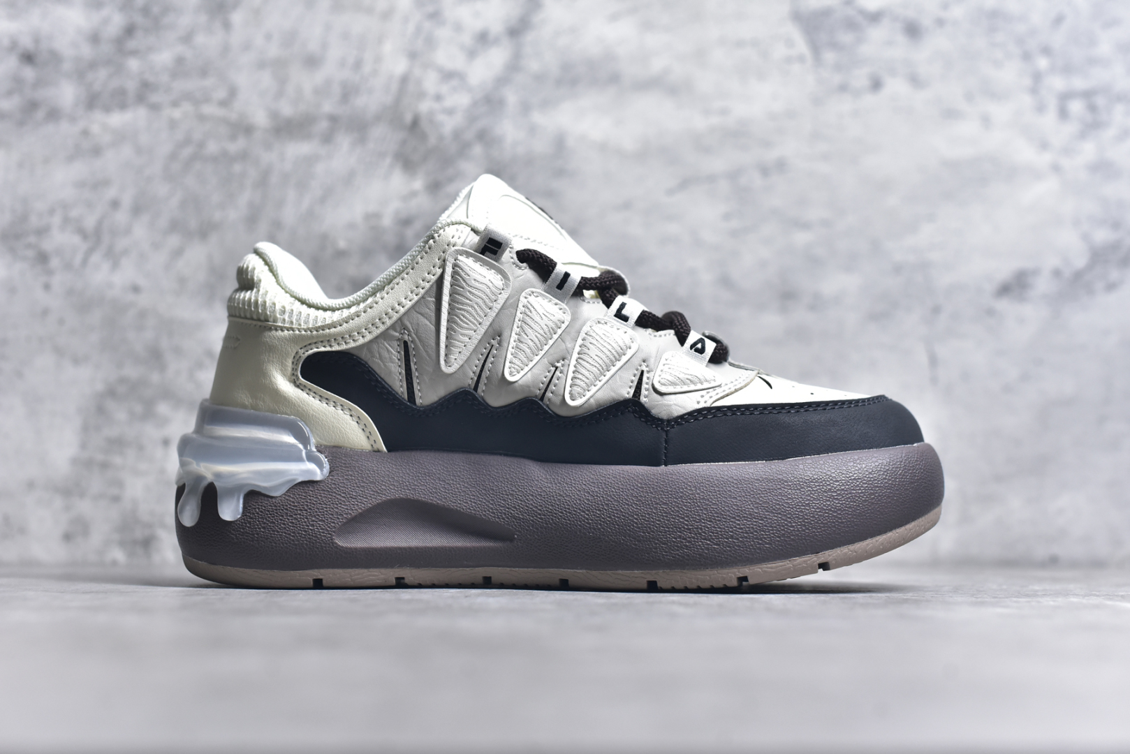 图片[3]-#FILA CARROT 2 斐乐萝卜鞋2.0 经典百搭休闲 防滑减震耐磨低帮板鞋 传承了 FILA 的百年基因，融入年轻运动及潮流文化，成为引领变革、创新突破的一代。以“1+N” 的跨界合作模式重现经典的同时创造经典。带来最出其不意的跨界合作惊喜。同时，FILAFUSION把FILA 的 DNA 融入到定制体验里，你可以随心制造厲于你的产品。FILA FUSION 的鞋家族涵盖了老爹鞋、跑步鞋、网球鞋、季节款。风格复古新潮，满足了时尚人士出行及各类运动的搭配需求，成为当下年轻人筷拥的鞋类品牌之一。FILA FUSION 走进年轻人的世界，通过年轻人运动，街舞，滑板，篮球，展现 FILA FUSION 的潮流态度和年轻文化。FILA FUSION 认为末来属于引领变革、创新突破的年轻一代，让我们一起构成 FILA 未来的蓝图吧！尺码：35.5 36 36.5 37.5 38 38.5 39 40-选品中心