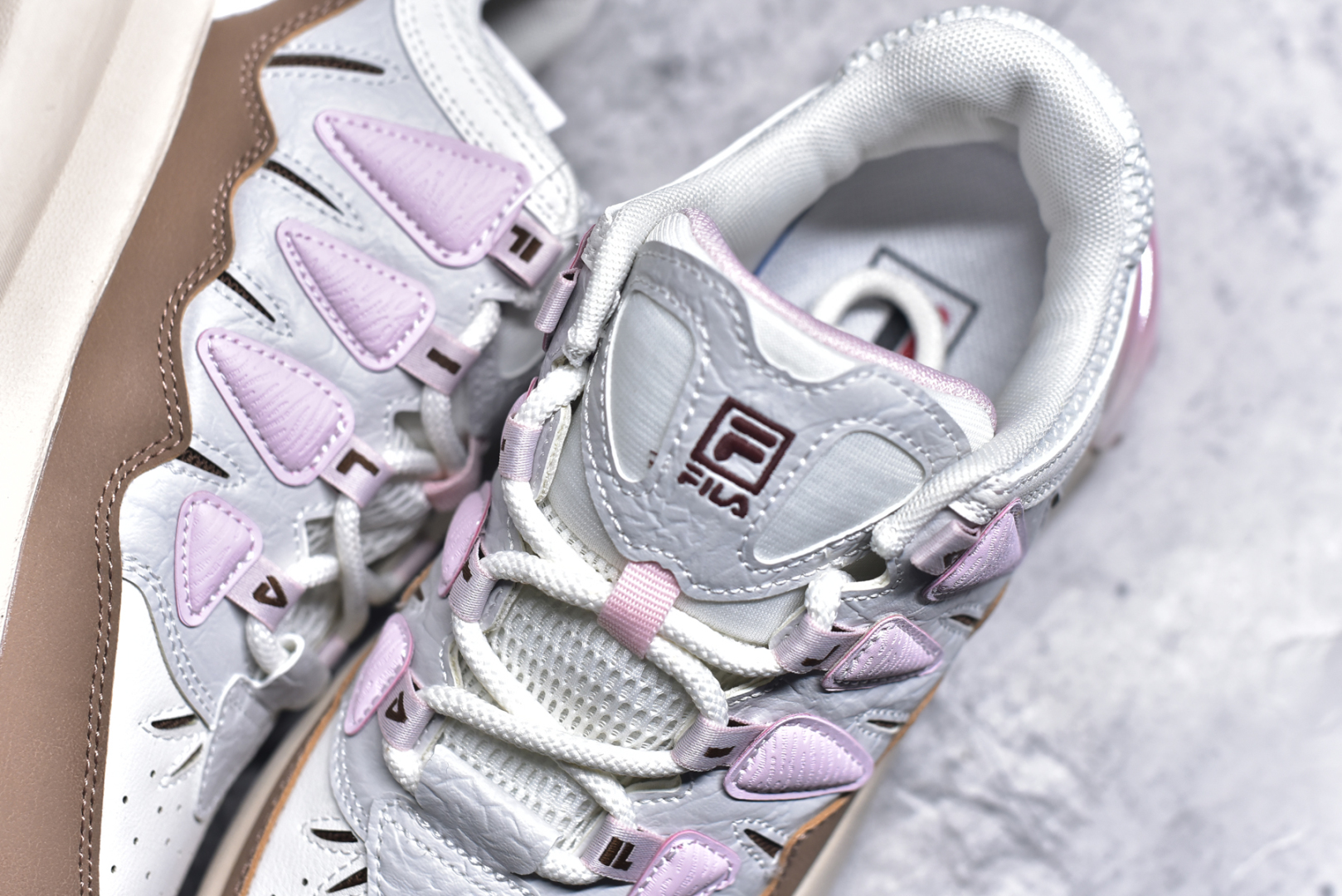 图片[9]-#FILA CARROT 2 斐乐萝卜鞋2.0 经典百搭休闲 防滑减震耐磨低帮板鞋 传承了 FILA 的百年基因，融入年轻运动及潮流文化，成为引领变革、创新突破的一代。以“1+N” 的跨界合作模式重现经典的同时创造经典。带来最出其不意的跨界合作惊喜。同时，FILAFUSION把FILA 的 DNA 融入到定制体验里，你可以随心制造厲于你的产品。FILA FUSION 的鞋家族涵盖了老爹鞋、跑步鞋、网球鞋、季节款。风格复古新潮，满足了时尚人士出行及各类运动的搭配需求，成为当下年轻人筷拥的鞋类品牌之一。FILA FUSION 走进年轻人的世界，通过年轻人运动，街舞，滑板，篮球，展现 FILA FUSION 的潮流态度和年轻文化。FILA FUSION 认为末来属于引领变革、创新突破的年轻一代，让我们一起构成 FILA 未来的蓝图吧！尺码：35.5 36 36.5 37.5 38 38.5 39 40-选品中心